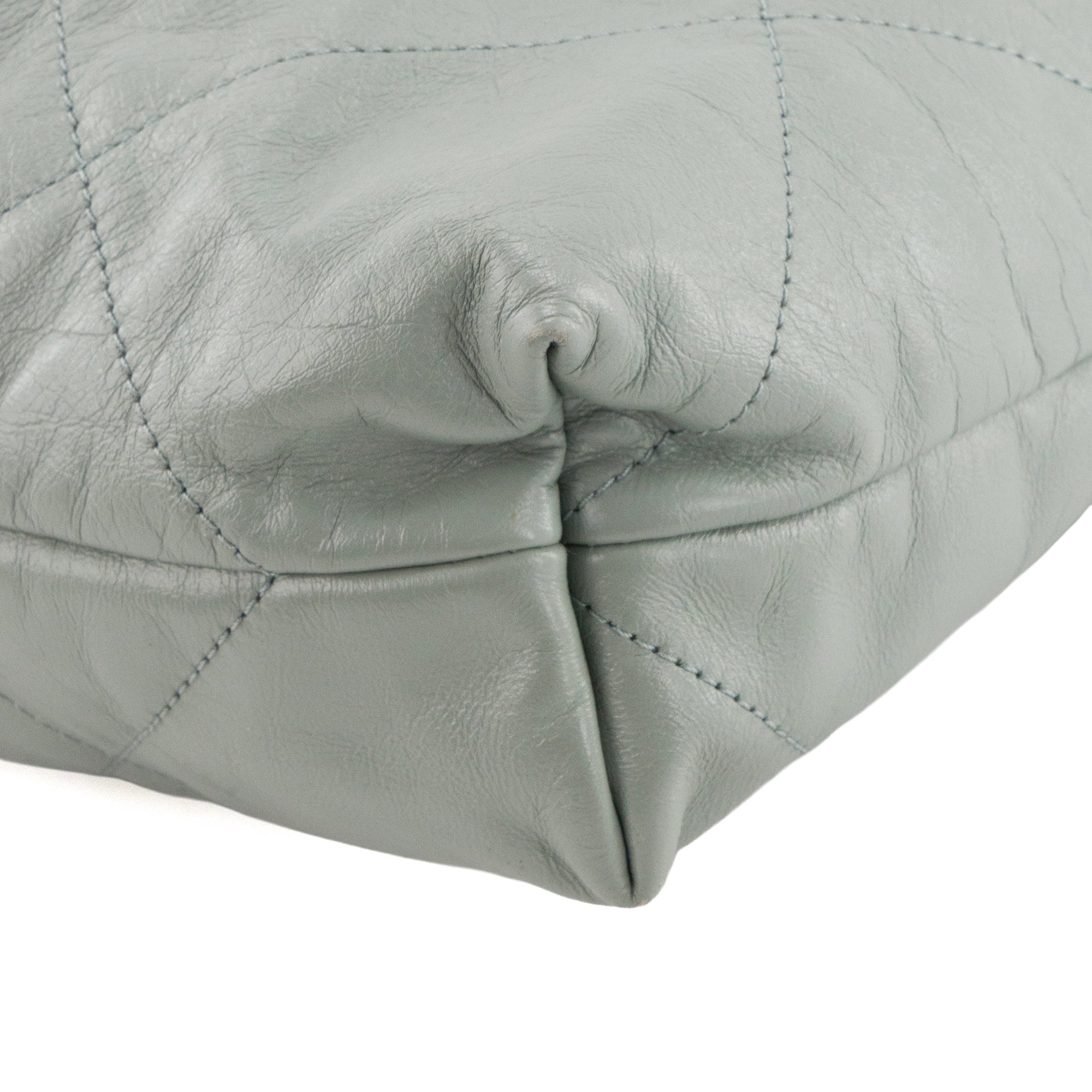 CHANEL - Sac à épaule Chanel 22 en cuir froissé bleu/gris