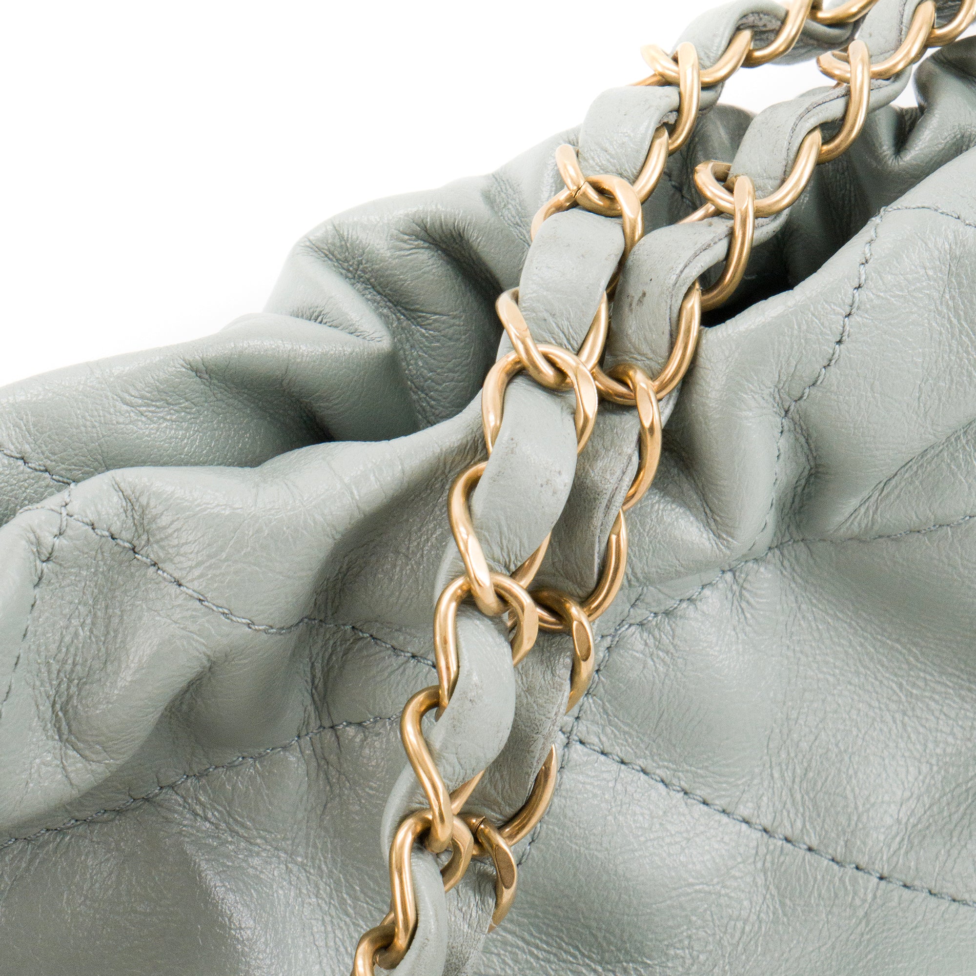 CHANEL - Sac à épaule Chanel 22 en cuir froissé bleu/gris