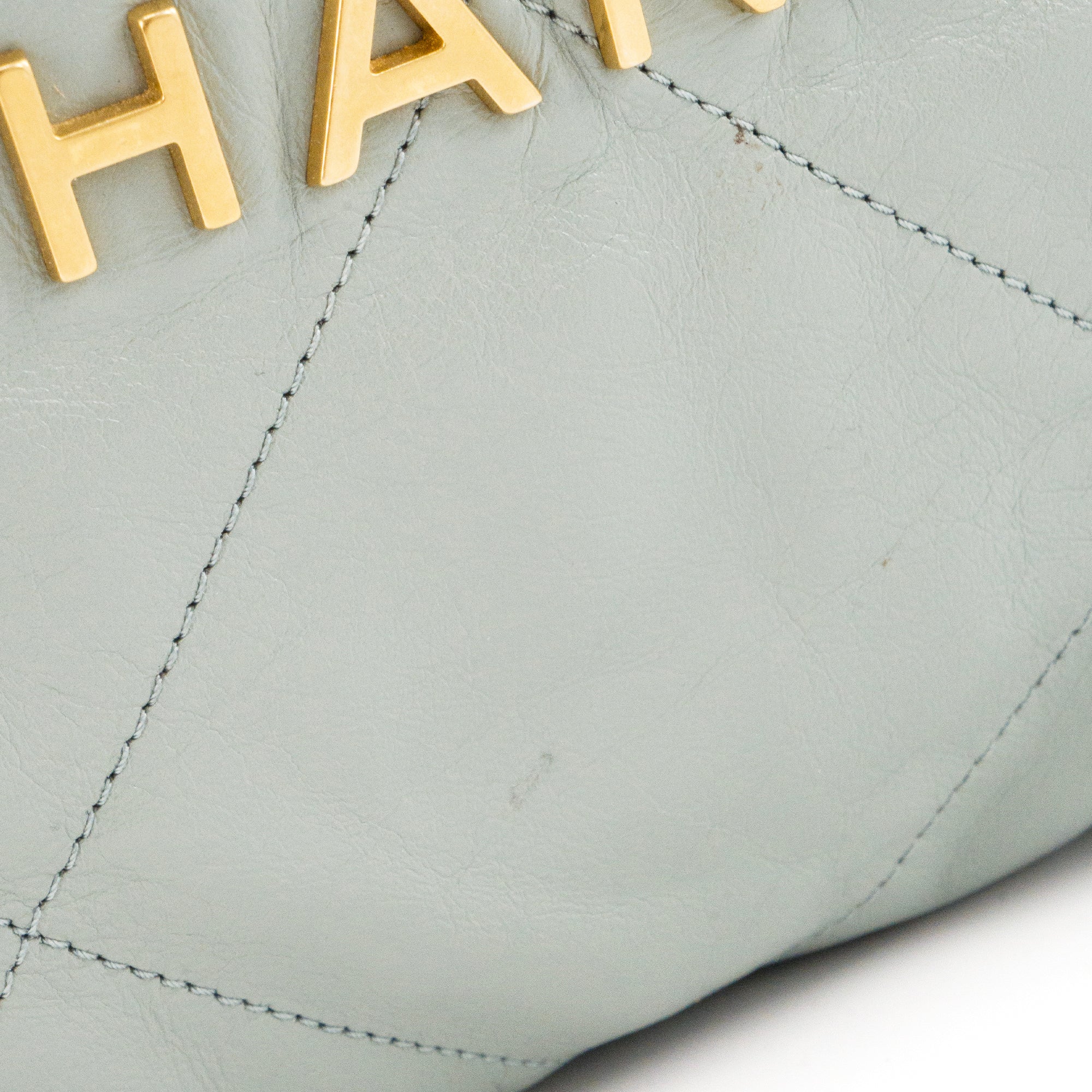CHANEL - Sac à épaule Chanel 22 en cuir froissé bleu/gris
