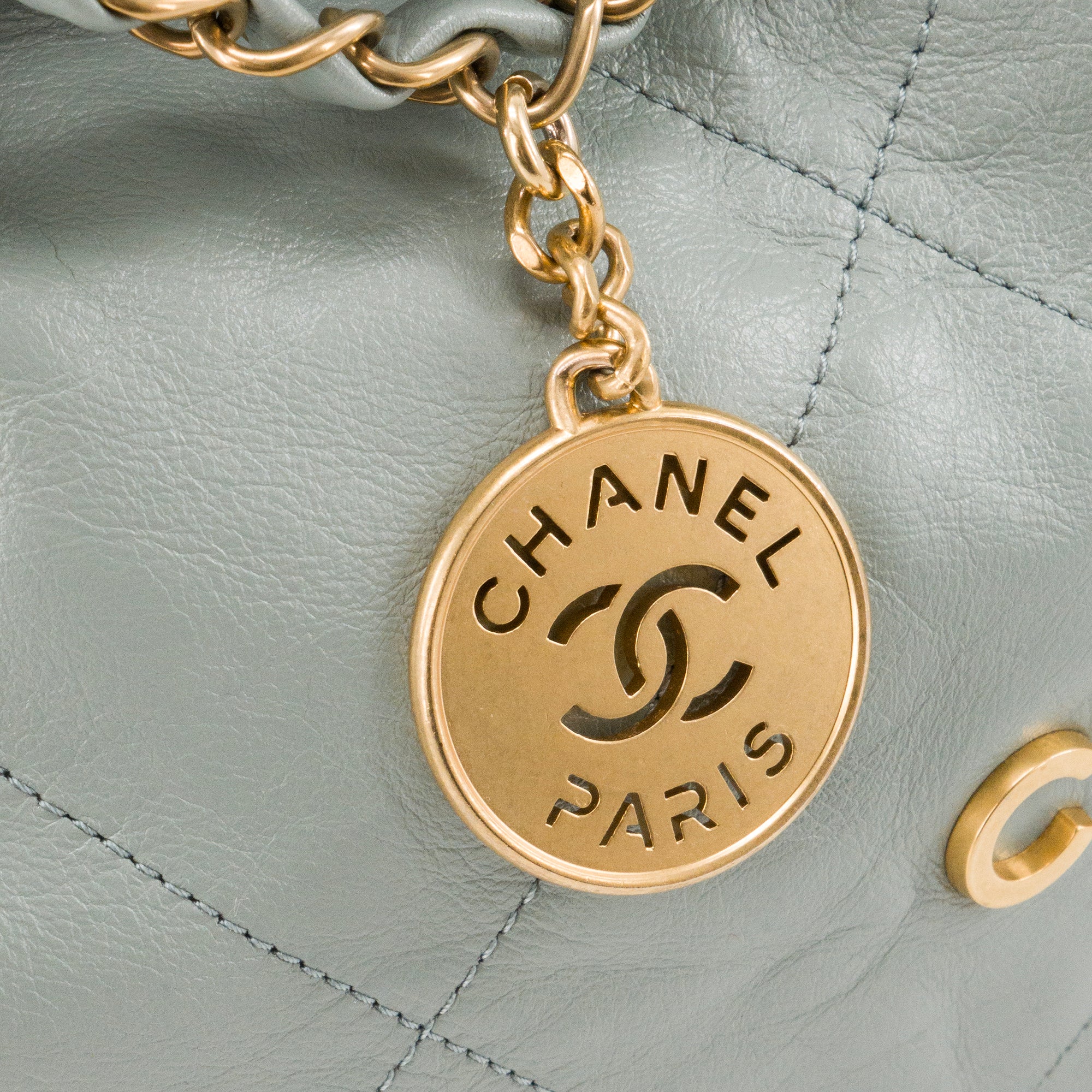 CHANEL - Sac à épaule Chanel 22 en cuir froissé bleu/gris