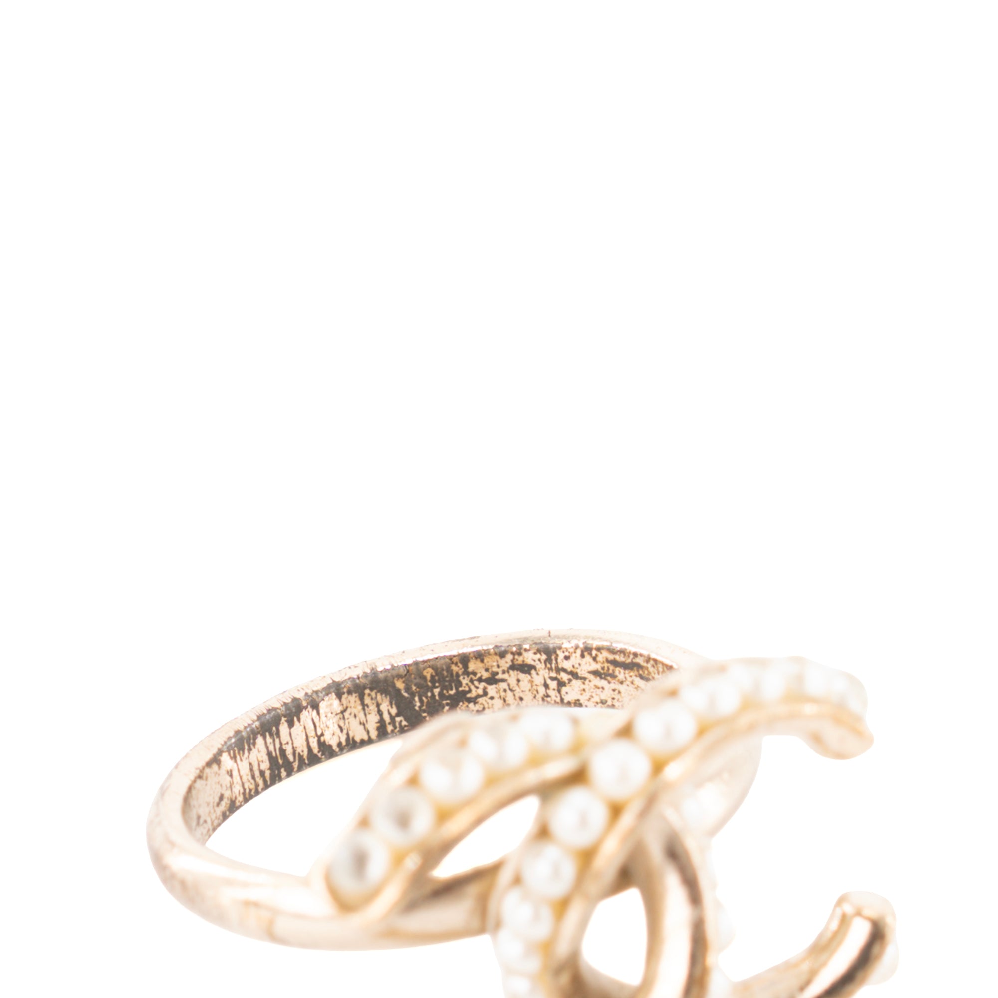 CHANEL - Bague Chanel en métal doré et perles (T49)