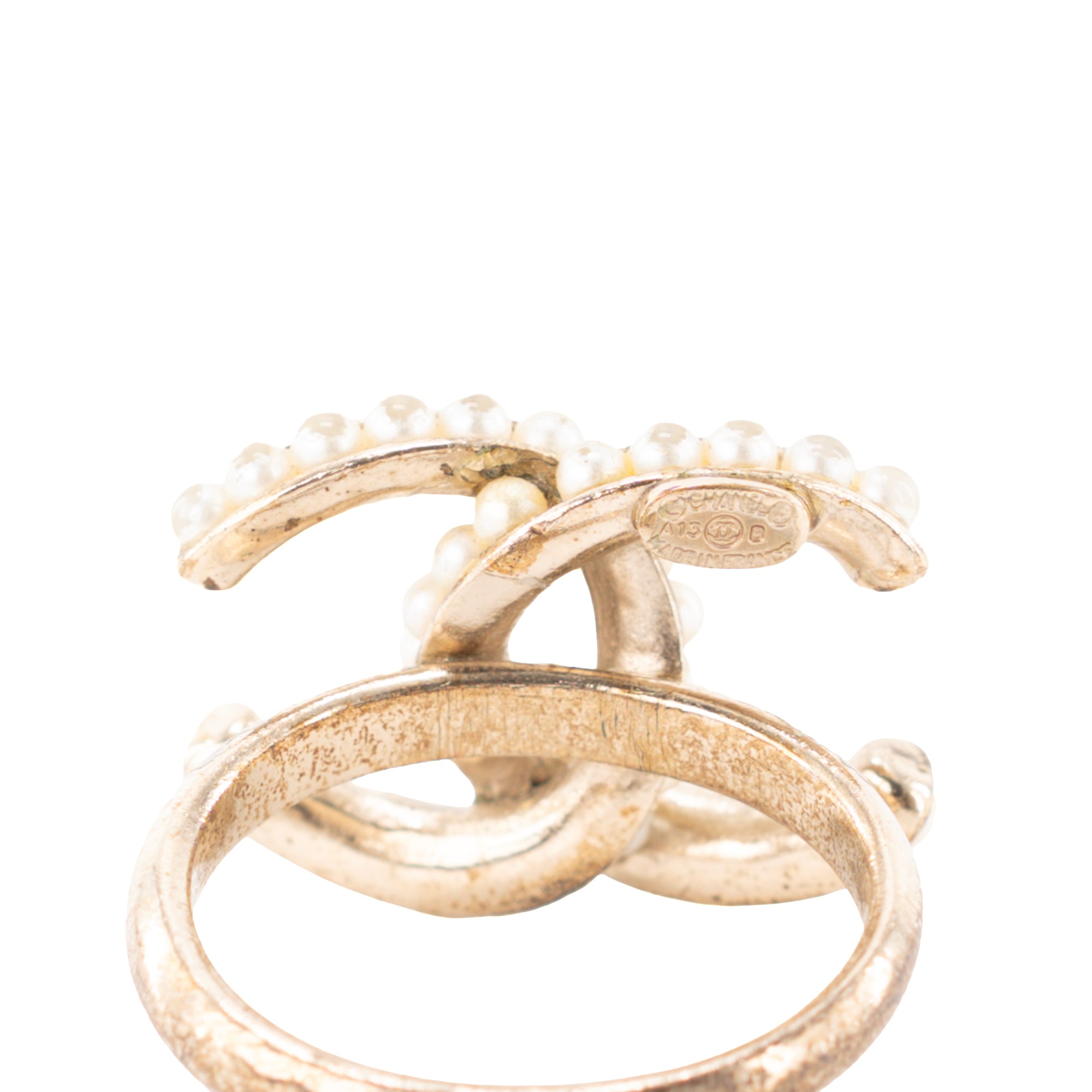 CHANEL - Bague Chanel en métal doré et perles (T49)