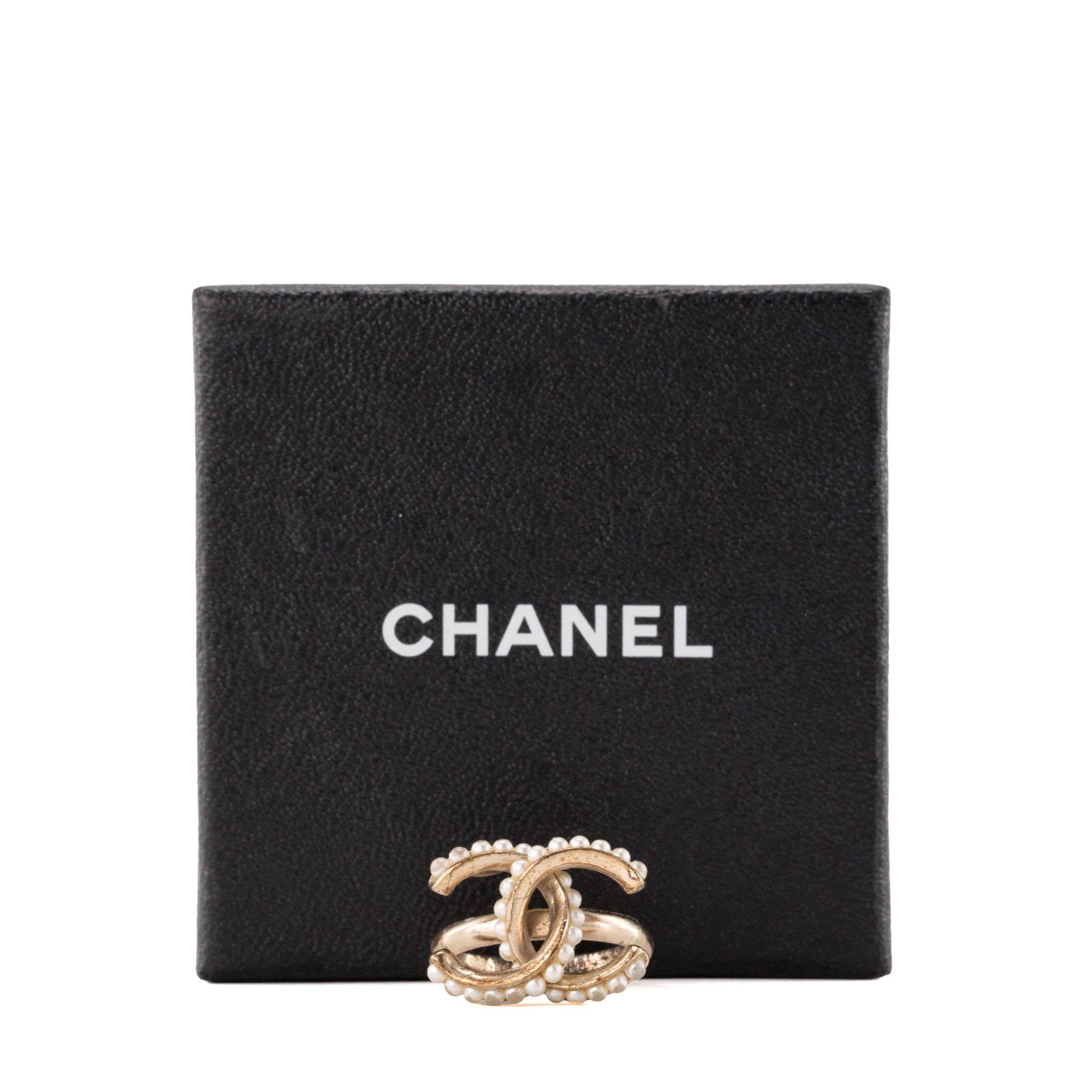 CHANEL - Bague Chanel en métal doré et perles (T49)