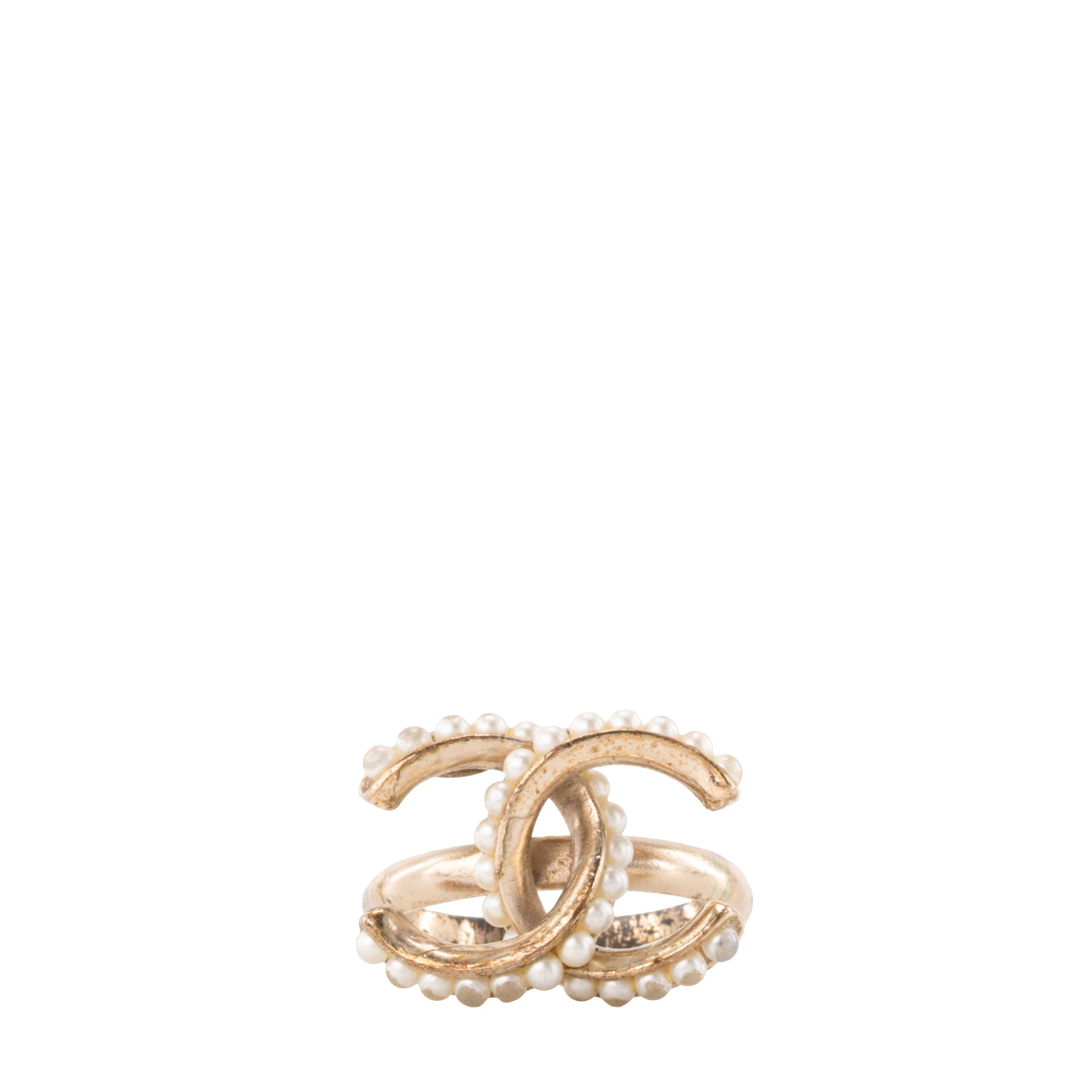 CHANEL - Bague Chanel en métal doré et perles (T49)