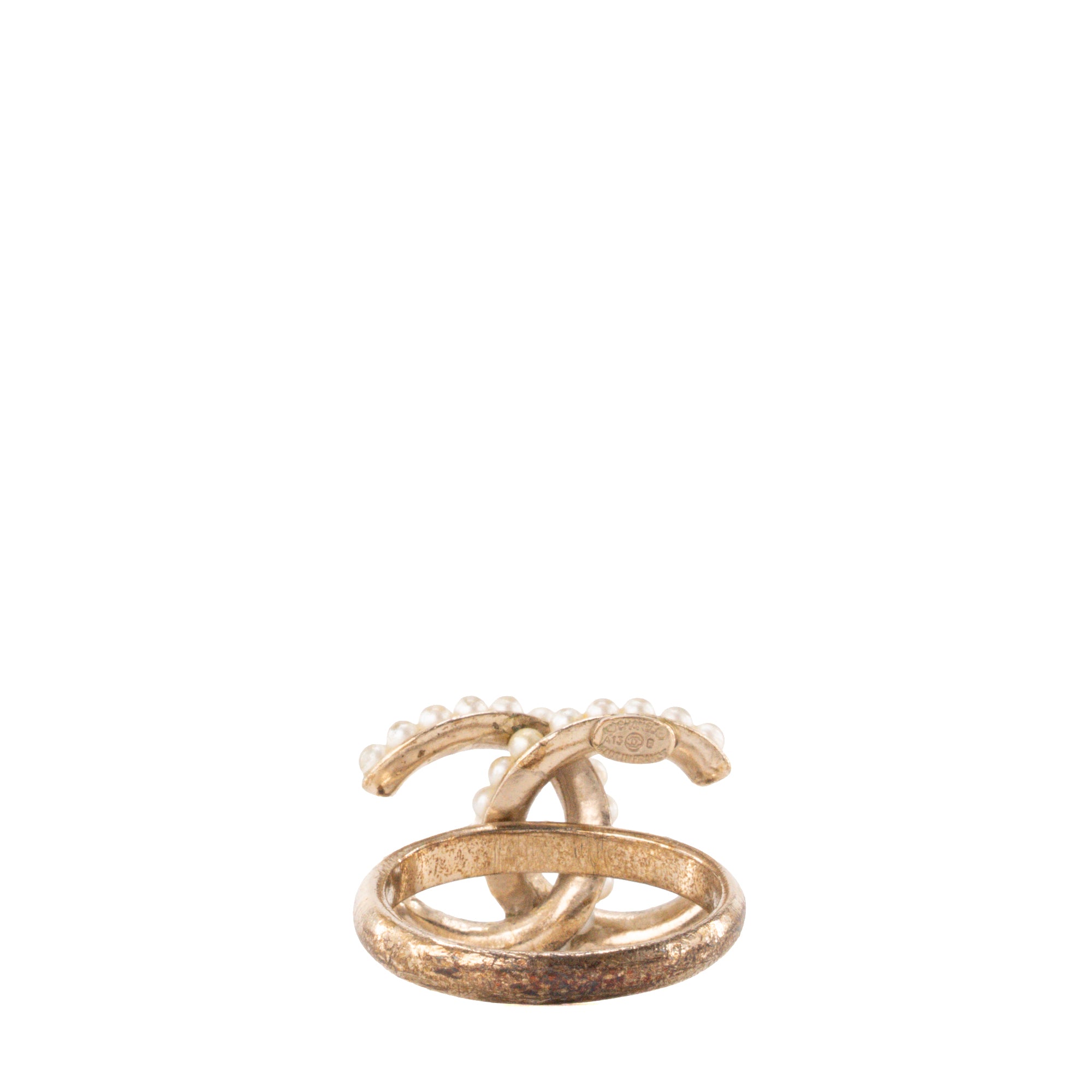 CHANEL - Bague Chanel en métal doré et perles (T49)