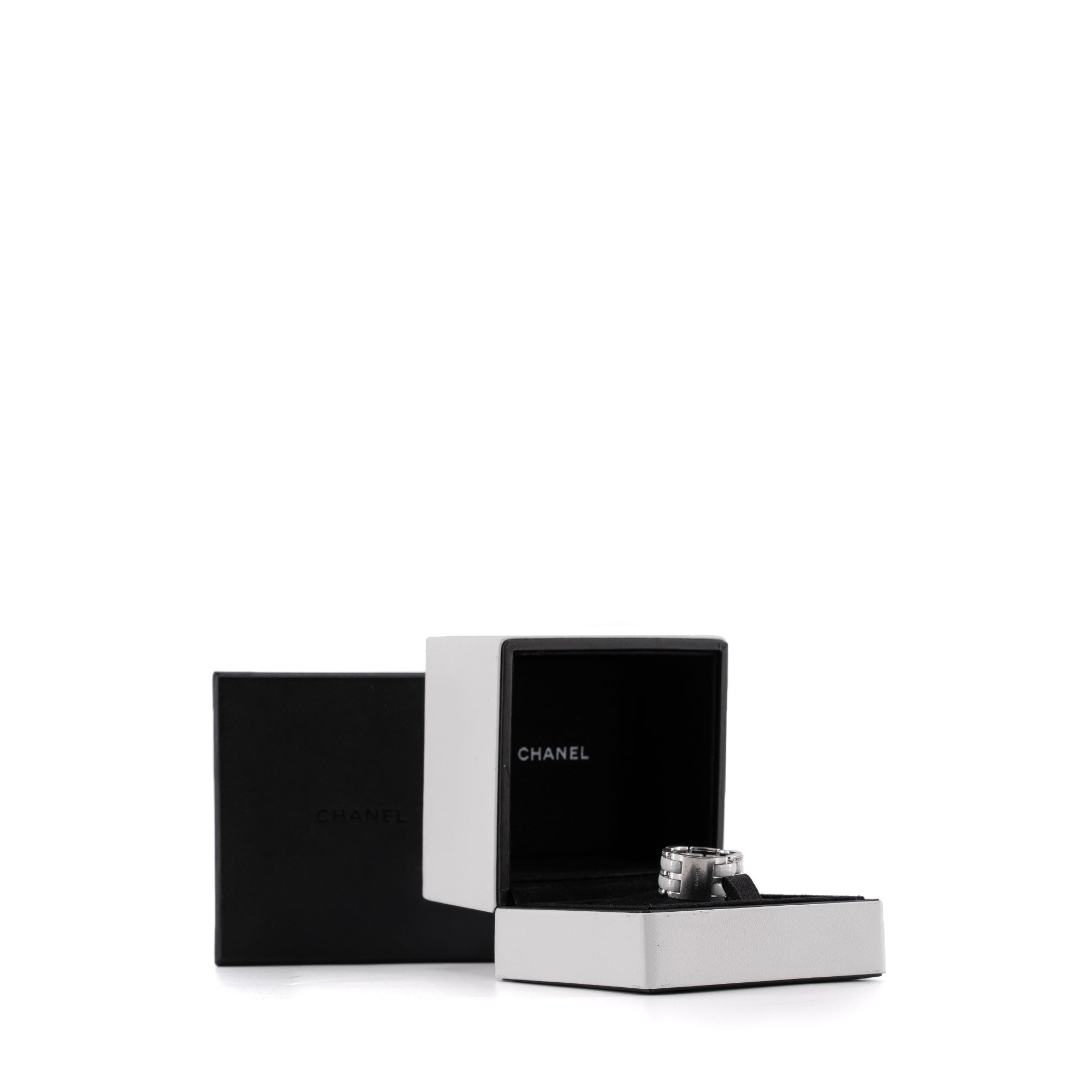CHANEL - Bague Ultra Chanel en or blanc et céramique blanche (T56)