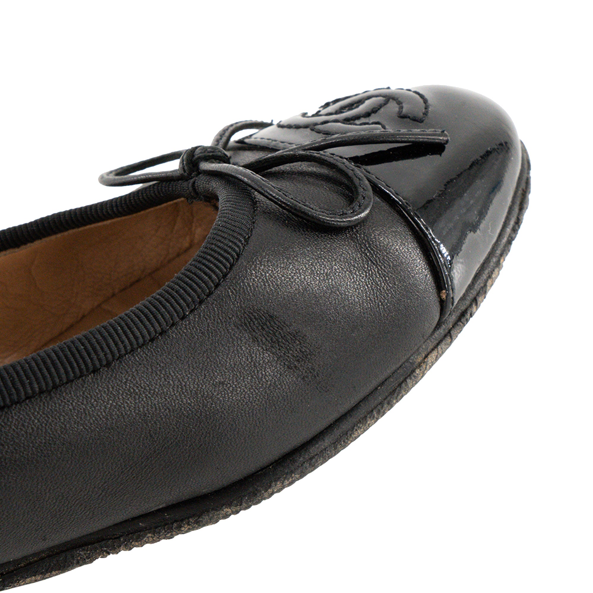 CHANEL - Ballerines Chanel en cuir lisse et cuir verni noir (T35,5)