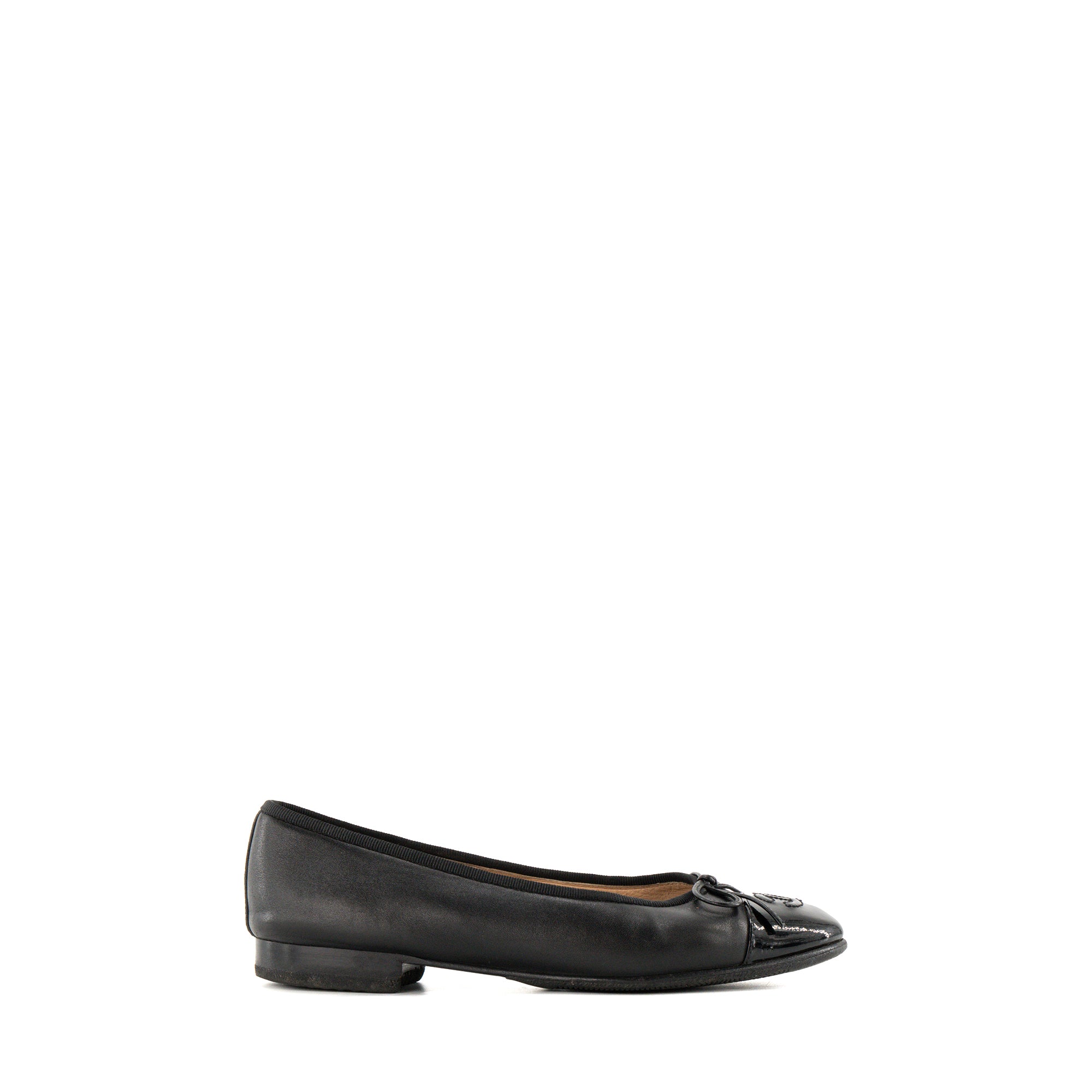CHANEL - Ballerines Chanel en cuir lisse et cuir verni noir (T35,5)