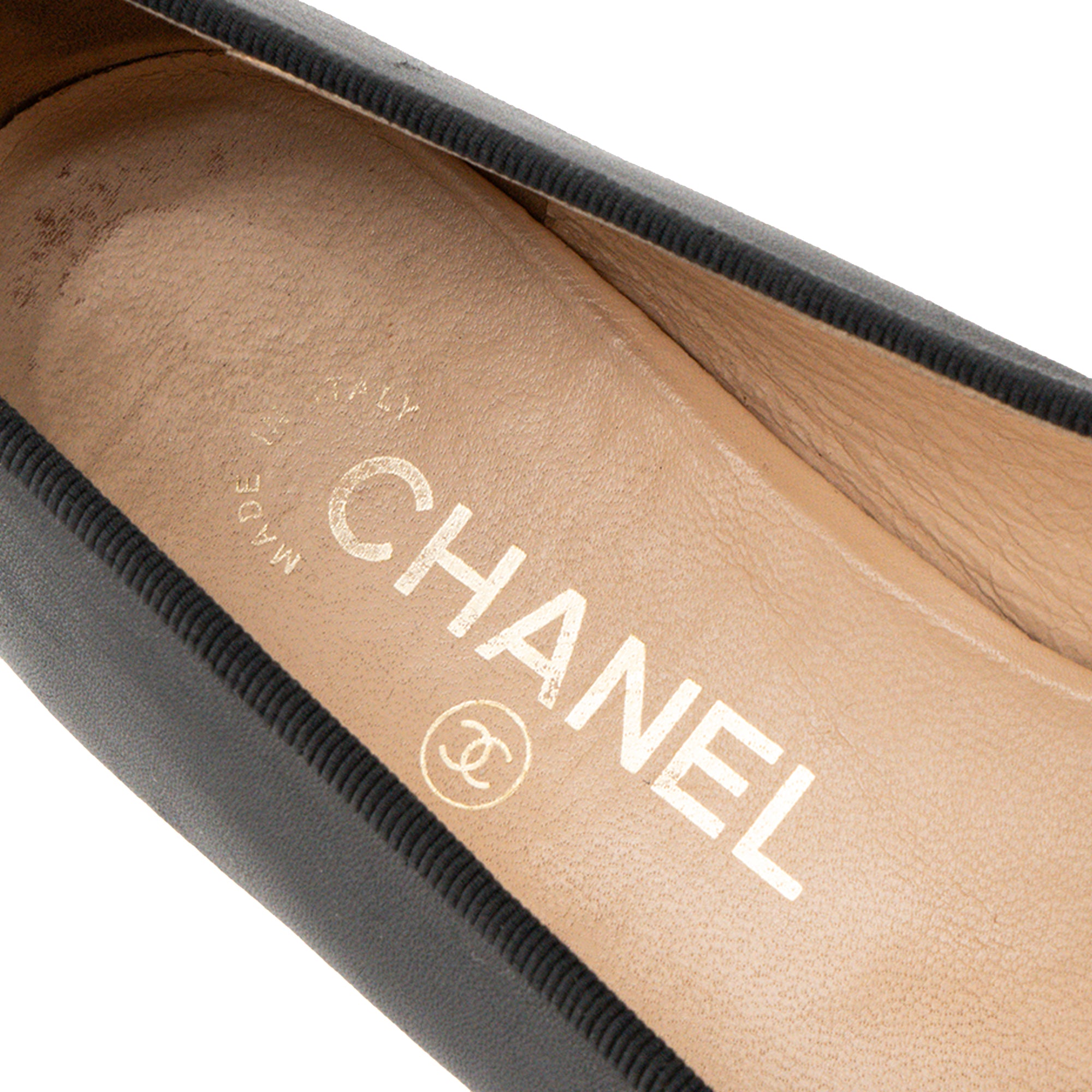 CHANEL - Ballerines Chanel en cuir lisse et cuir verni noir (T35,5)