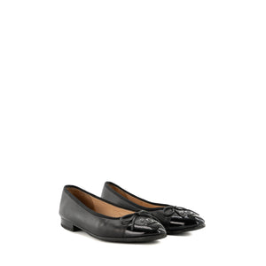 CHANEL - Ballerines Chanel en cuir lisse et cuir verni noir (T35,5)