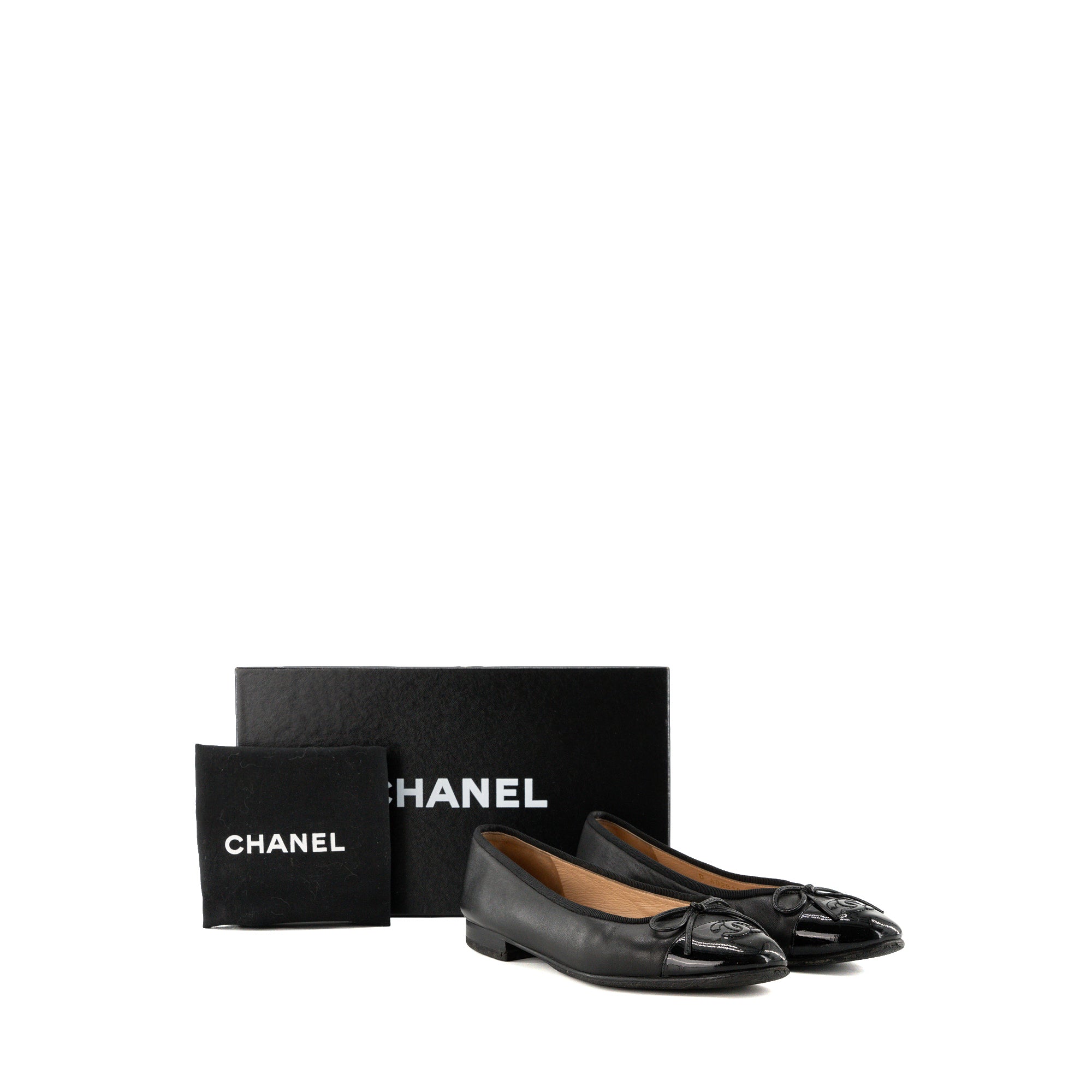 CHANEL - Ballerines Chanel en cuir lisse et cuir verni noir (T35,5)