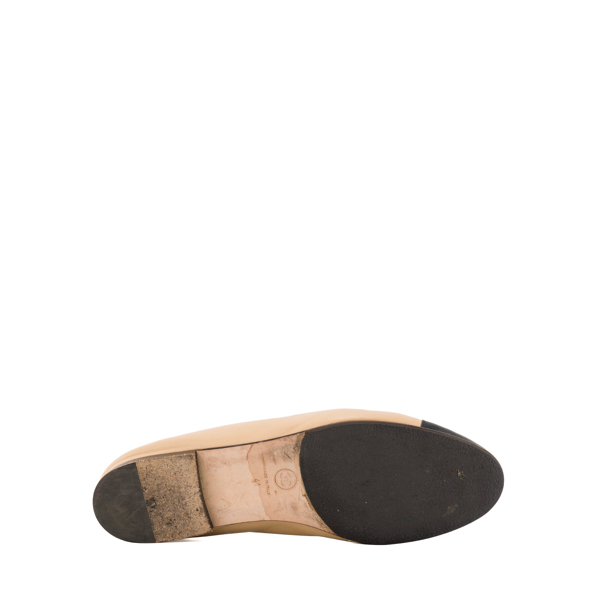 CHANEL - Ballerines Cambon Chanel en cuir lisse beige et noir (T41)