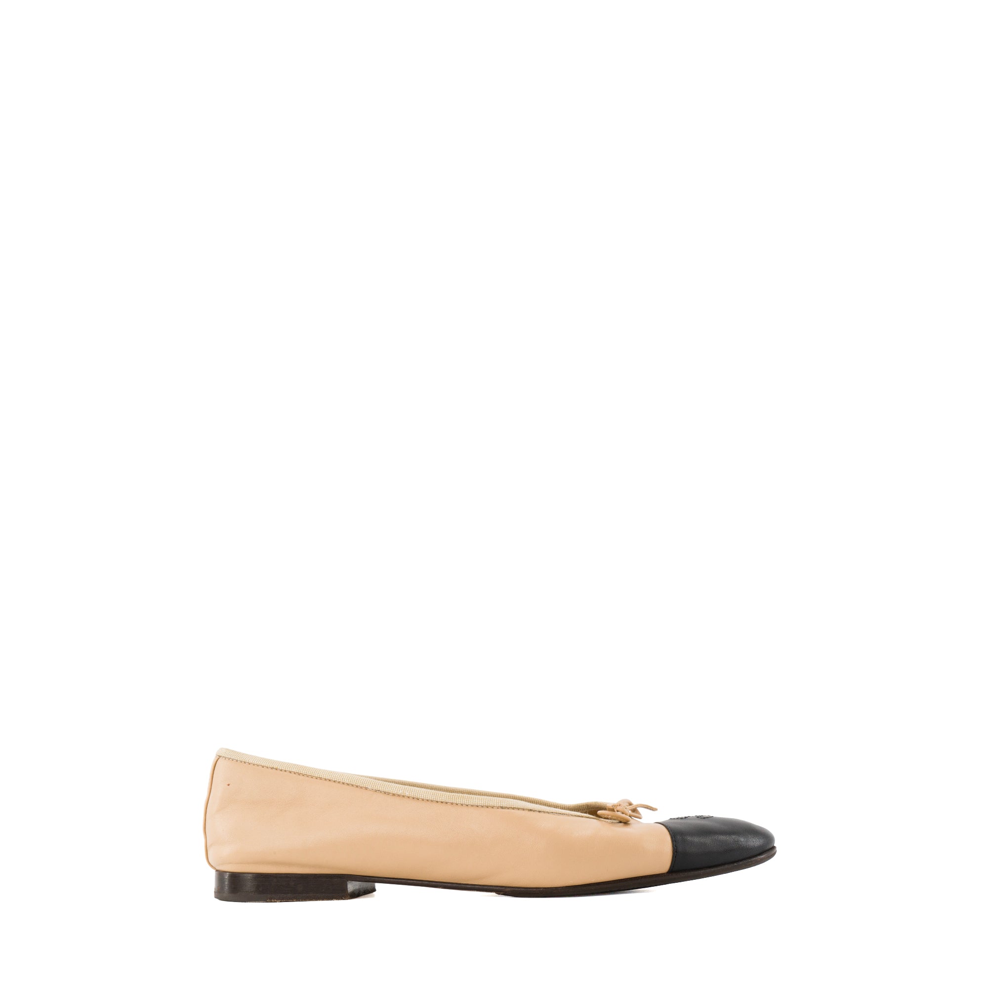 CHANEL - Ballerines Cambon Chanel en cuir lisse beige et noir (T41)