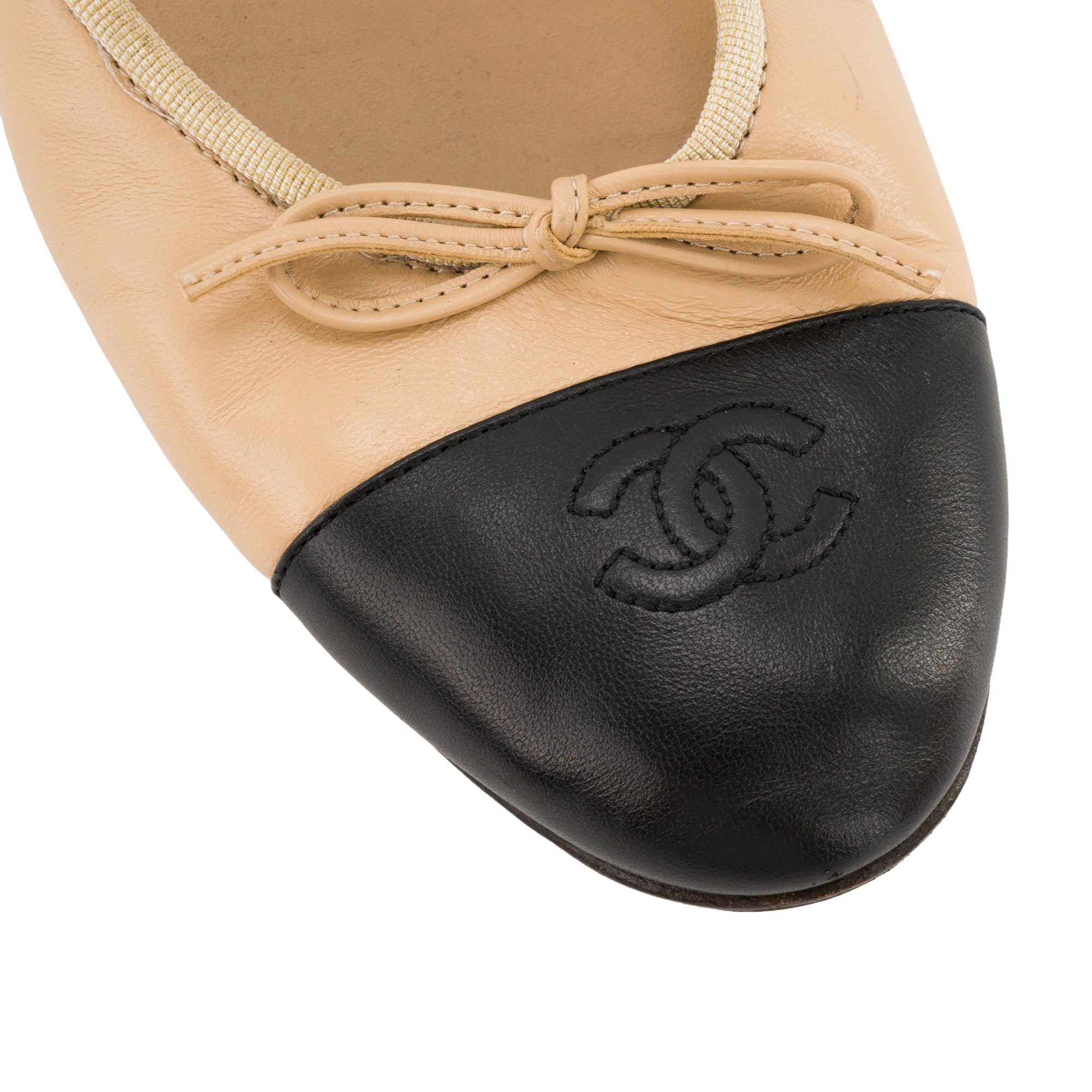 CHANEL - Ballerines Cambon Chanel en cuir lisse beige et noir (T41)