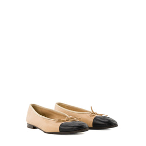 CHANEL - Ballerines Cambon Chanel en cuir lisse beige et noir (T41)