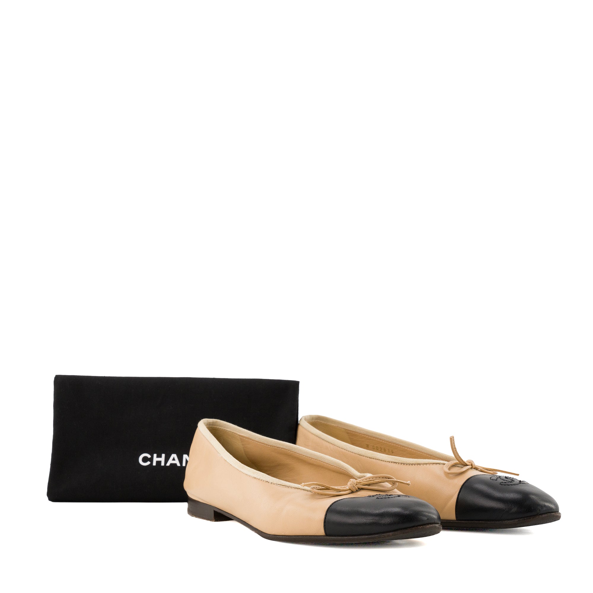 CHANEL - Ballerines Cambon Chanel en cuir lisse beige et noir (T41)