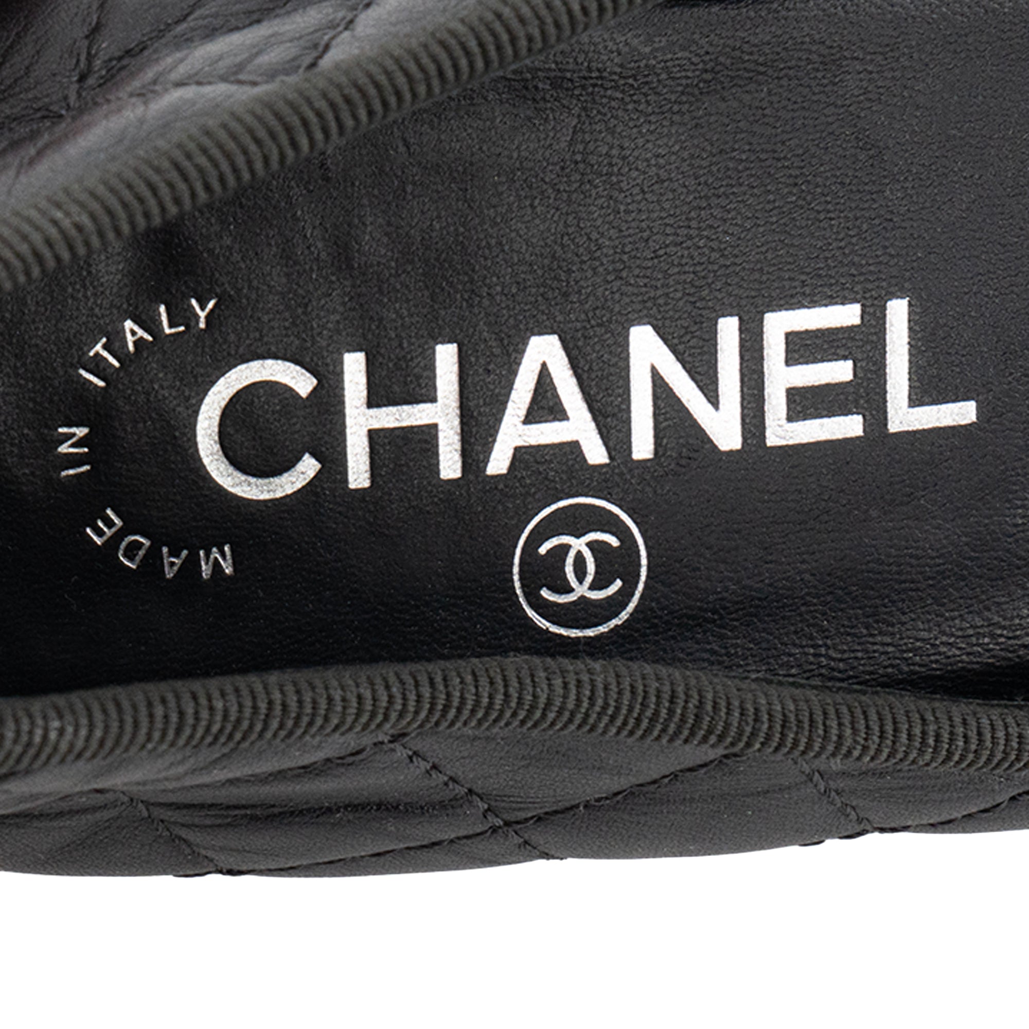 CHANEL - Ballerines Chanel en cuir bleu marine (T36)
