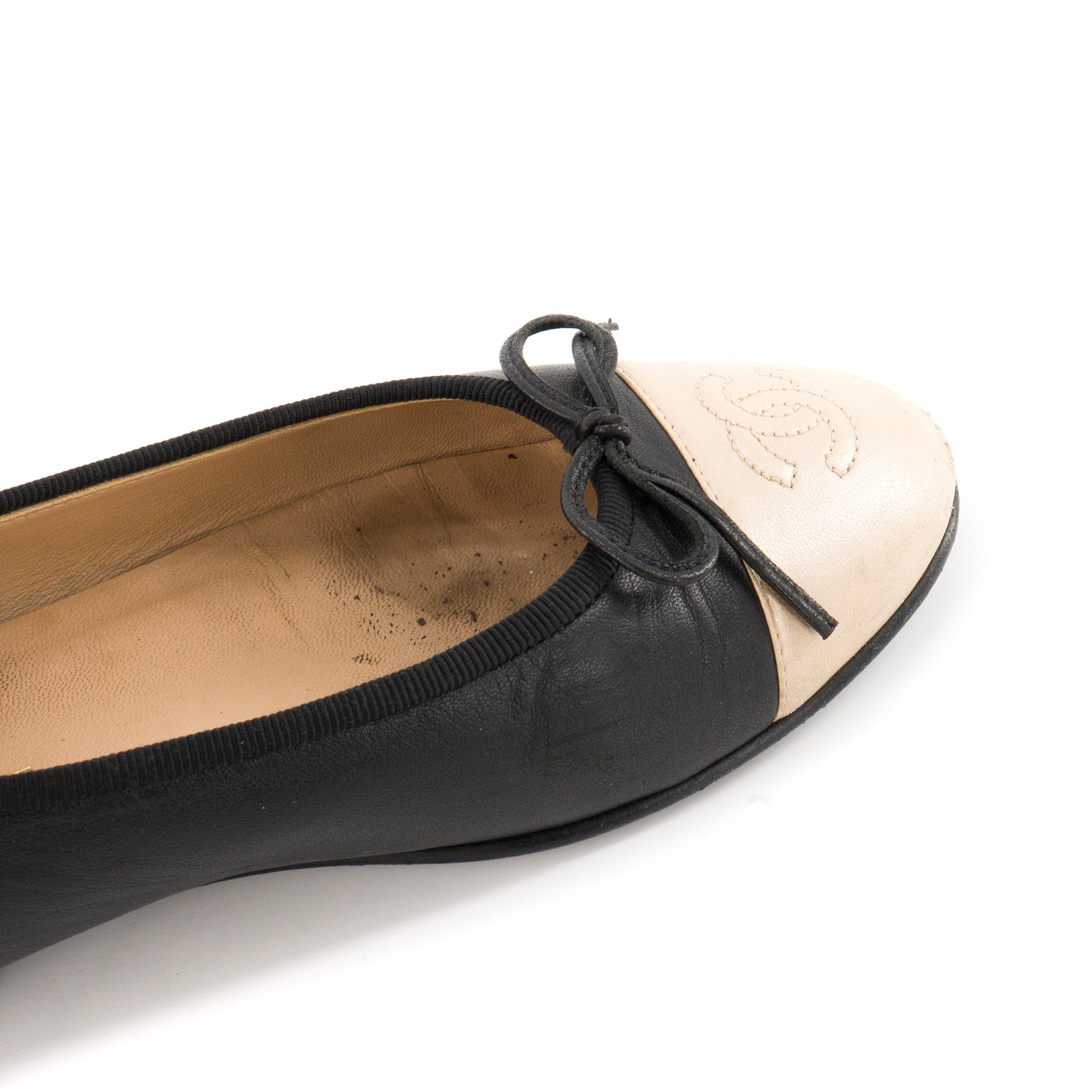 CHANEL - Ballerines Chanel en cuir noir et métal doré (T37)