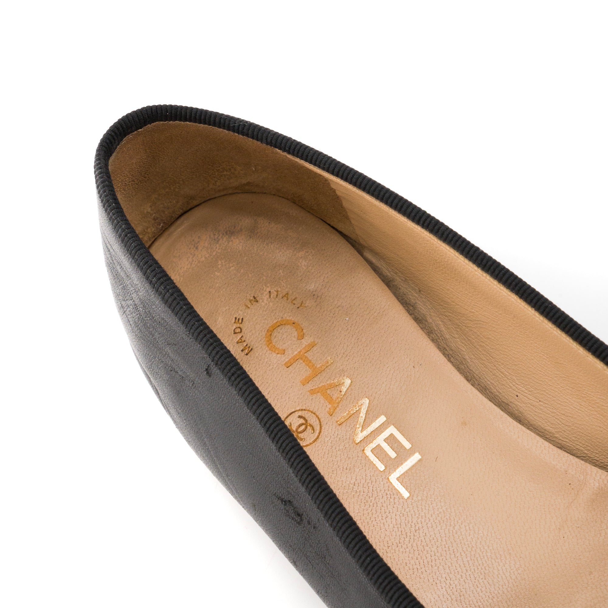 CHANEL - Ballerines Chanel en cuir noir et métal doré (T37)