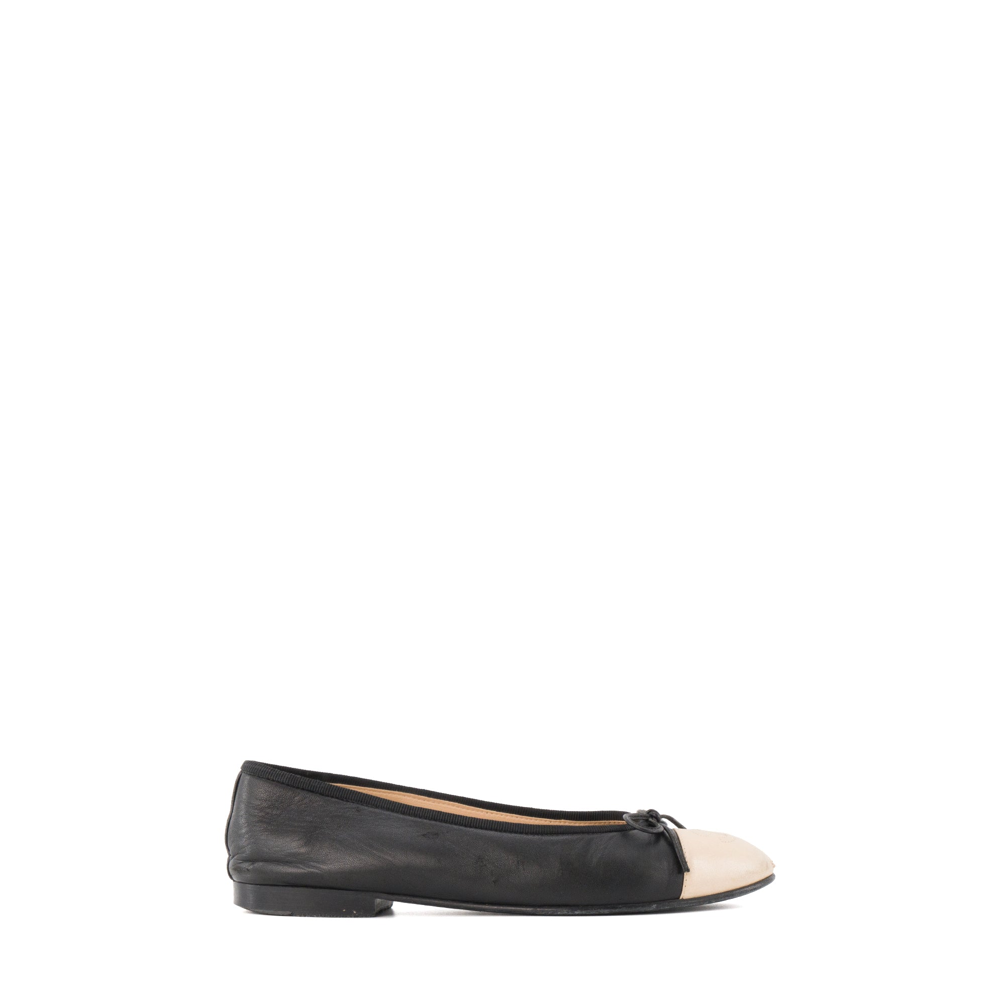 CHANEL - Ballerines Chanel en cuir noir et métal doré (T37)