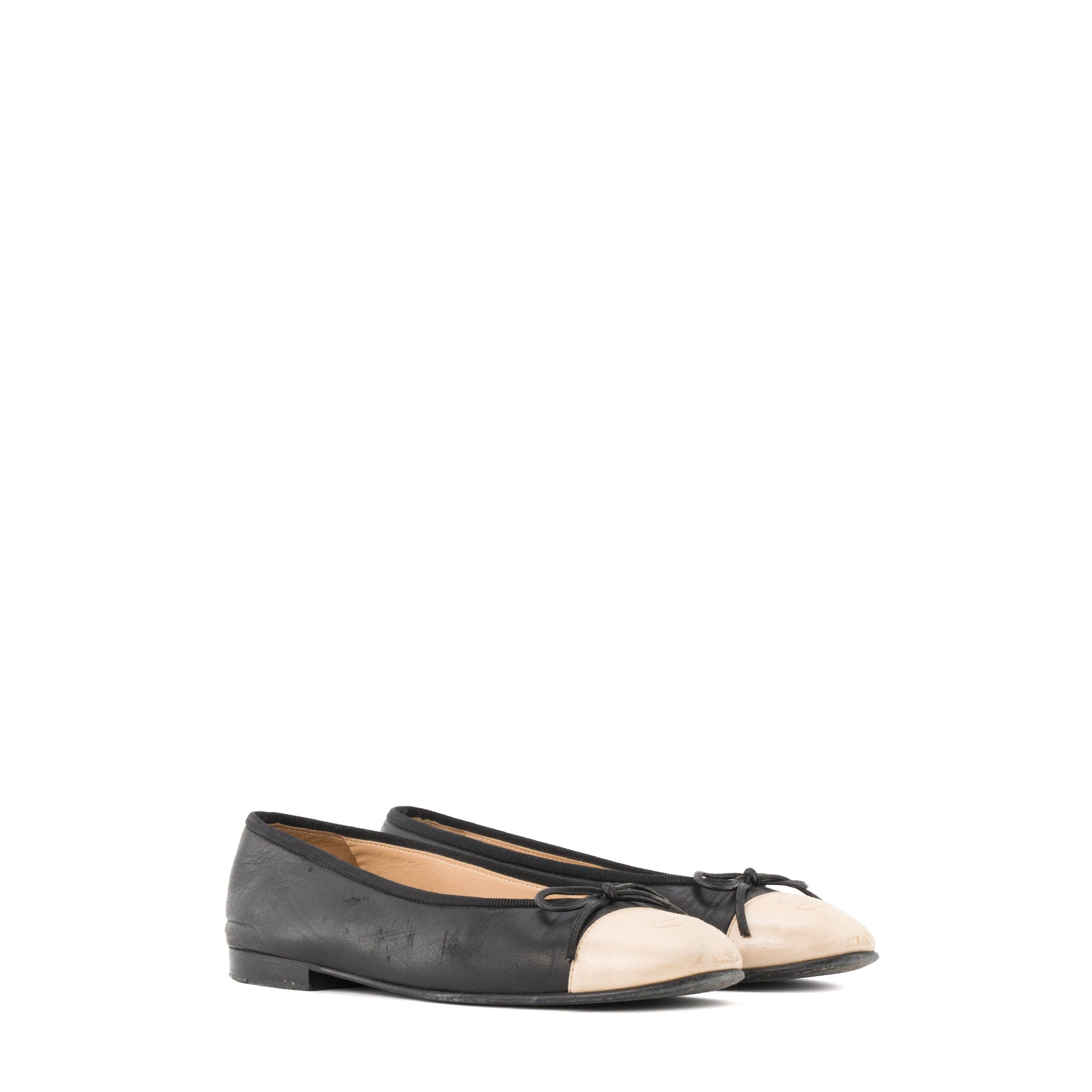 CHANEL - Ballerines Chanel en cuir noir et métal doré (T37)