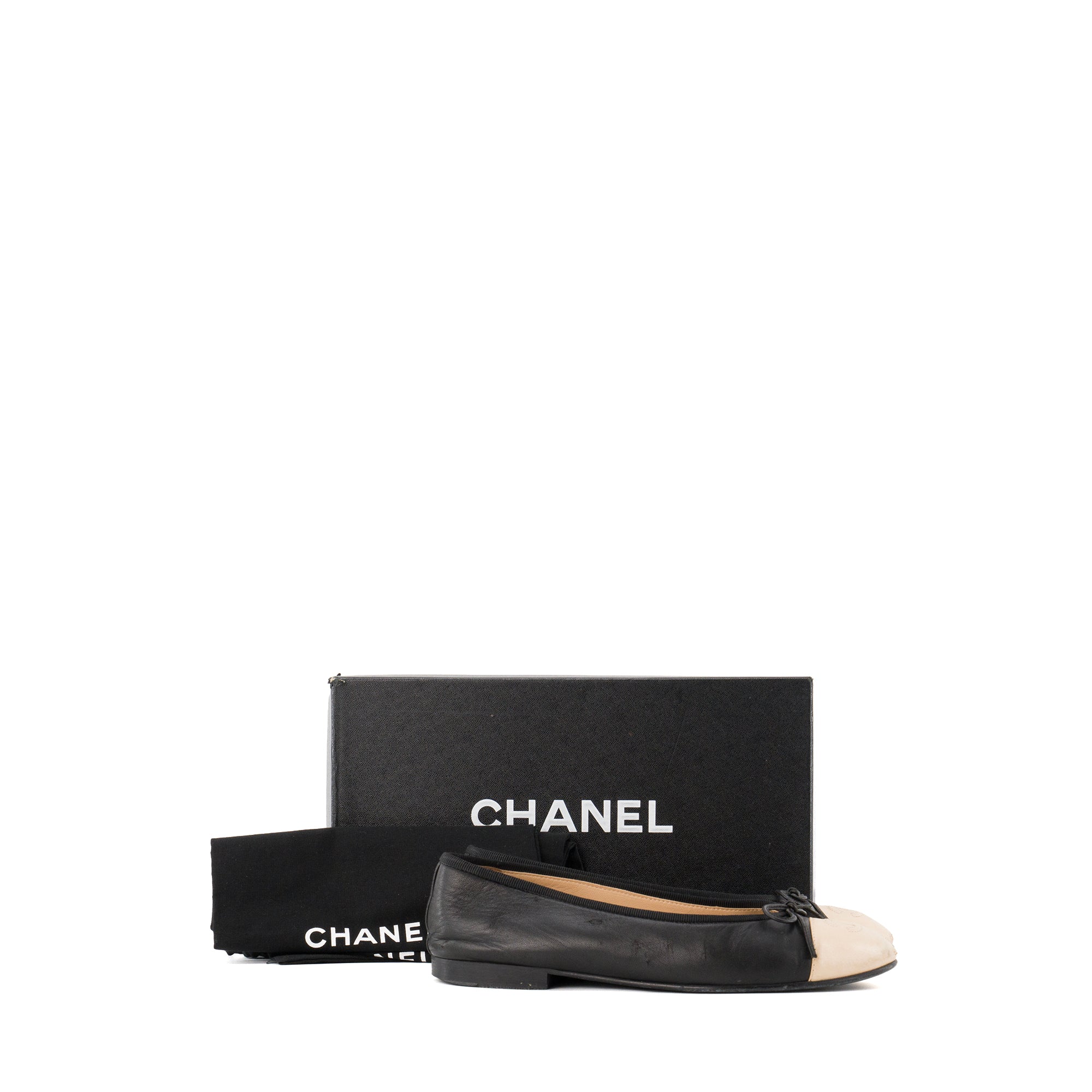 CHANEL - Ballerines Chanel en cuir noir et métal doré (T37)