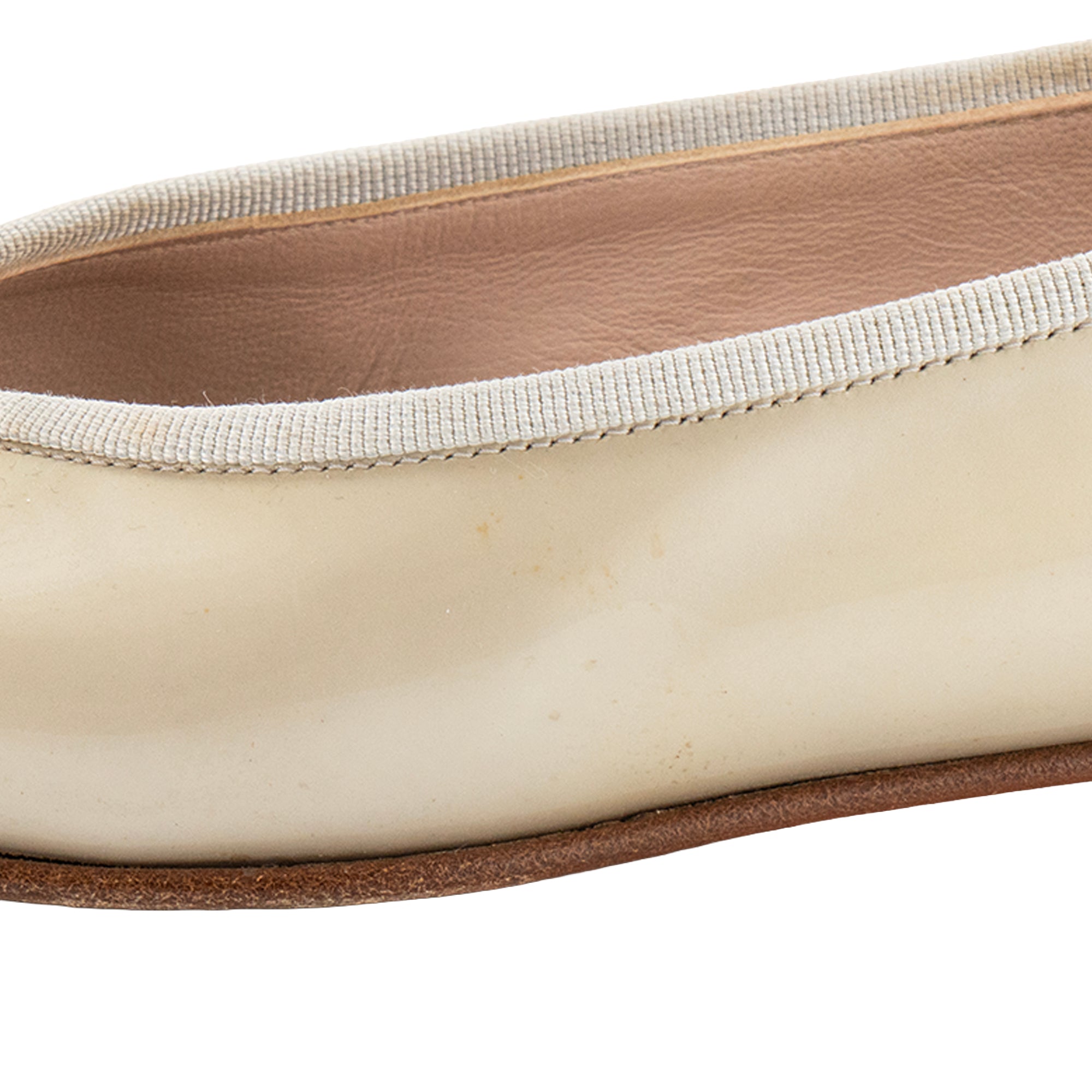 CHANEL - Ballerines Chanel en cuir verni gris clair (T37)