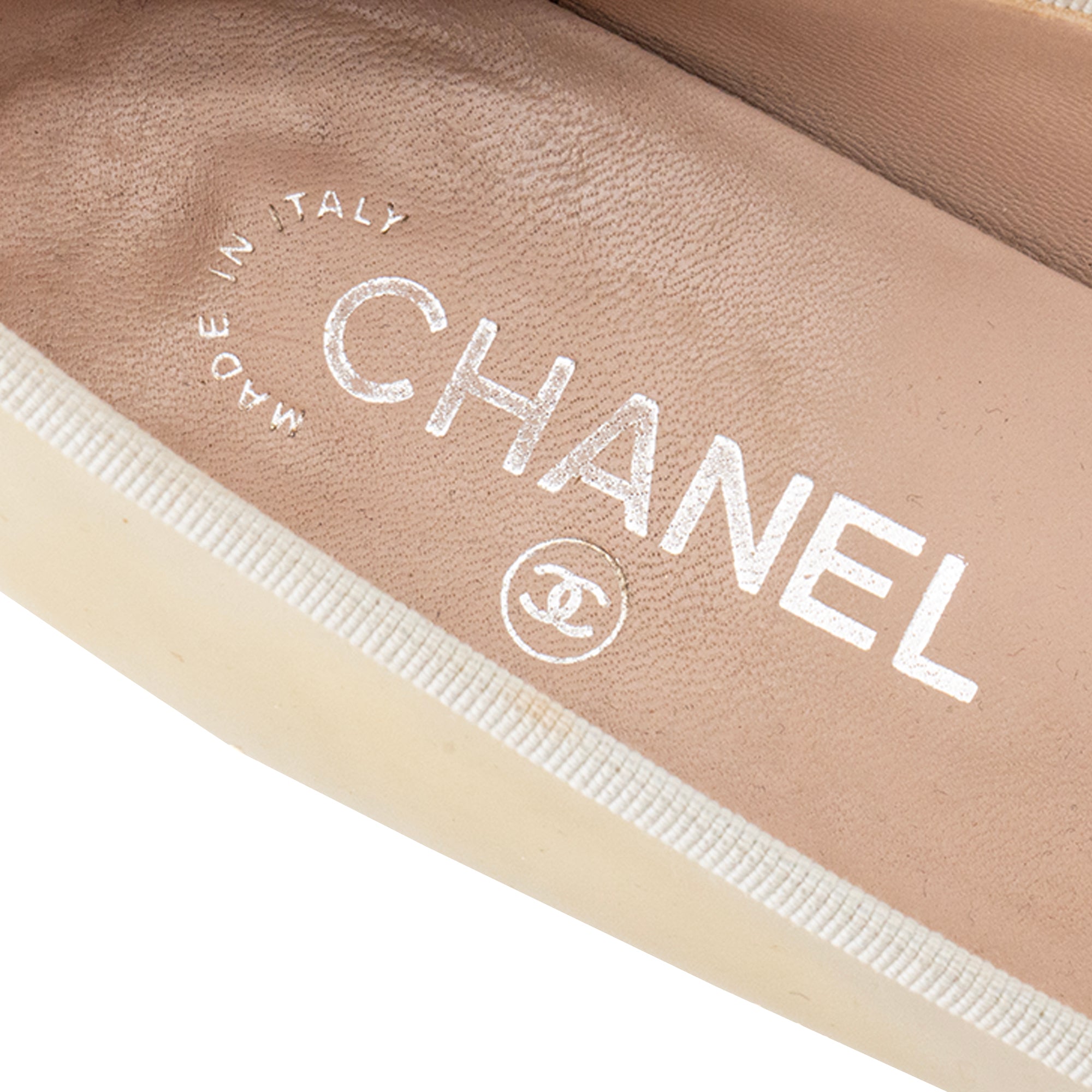 CHANEL - Ballerines Chanel en cuir verni gris clair (T37)