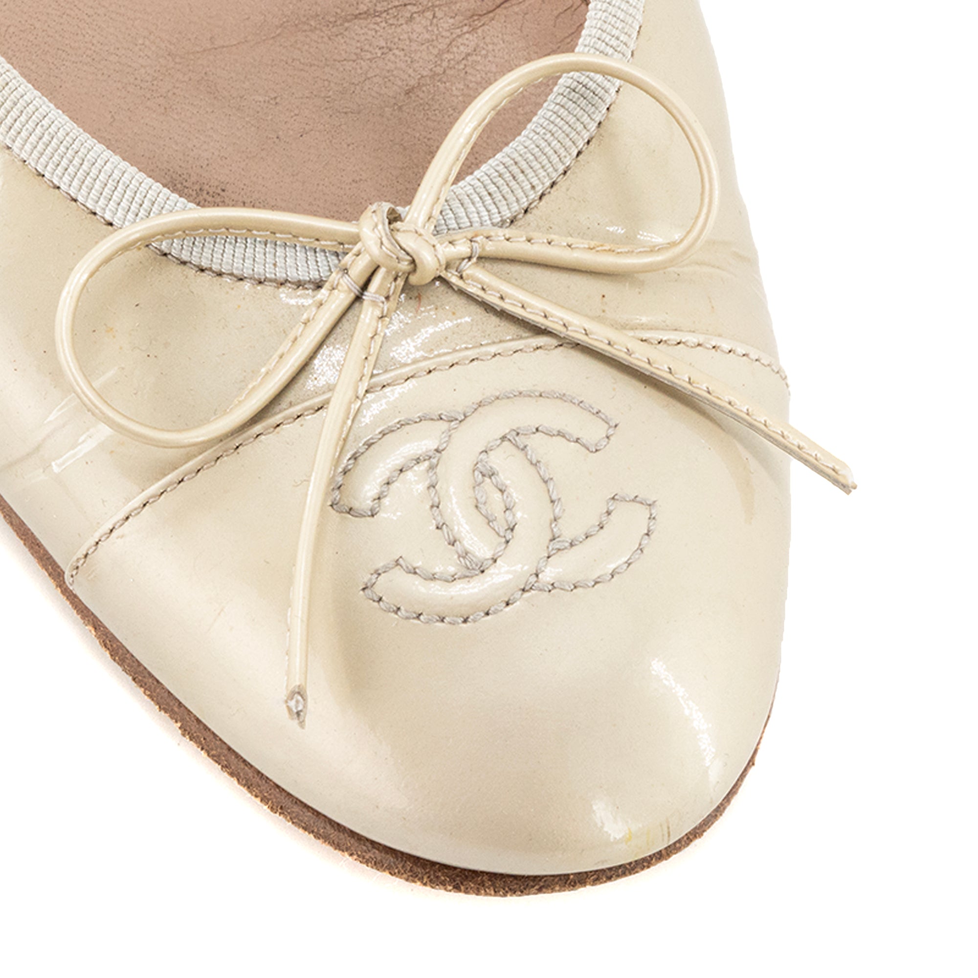 CHANEL - Ballerines Chanel en cuir verni gris clair (T37)