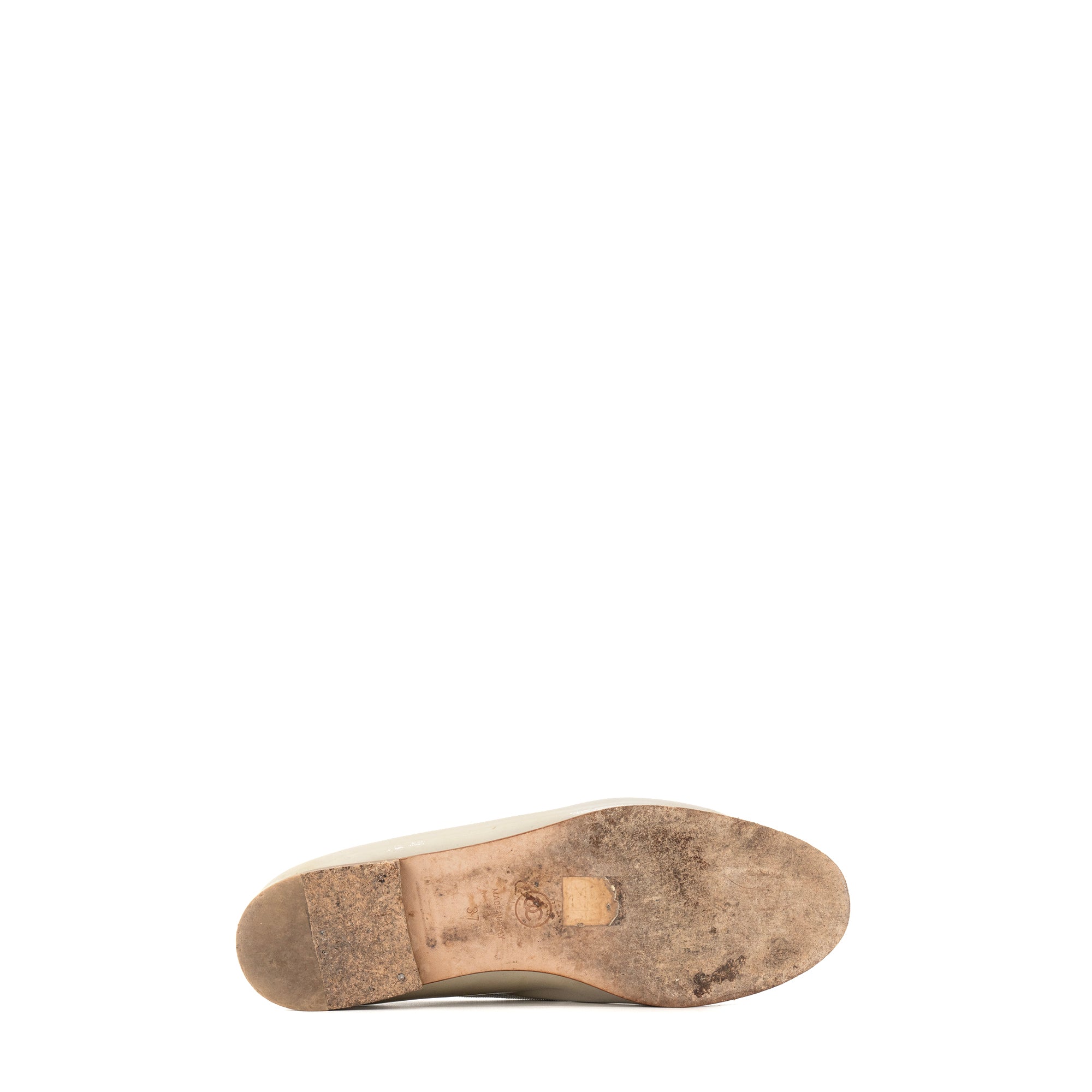 CHANEL - Ballerines Chanel en cuir verni gris clair (T37)