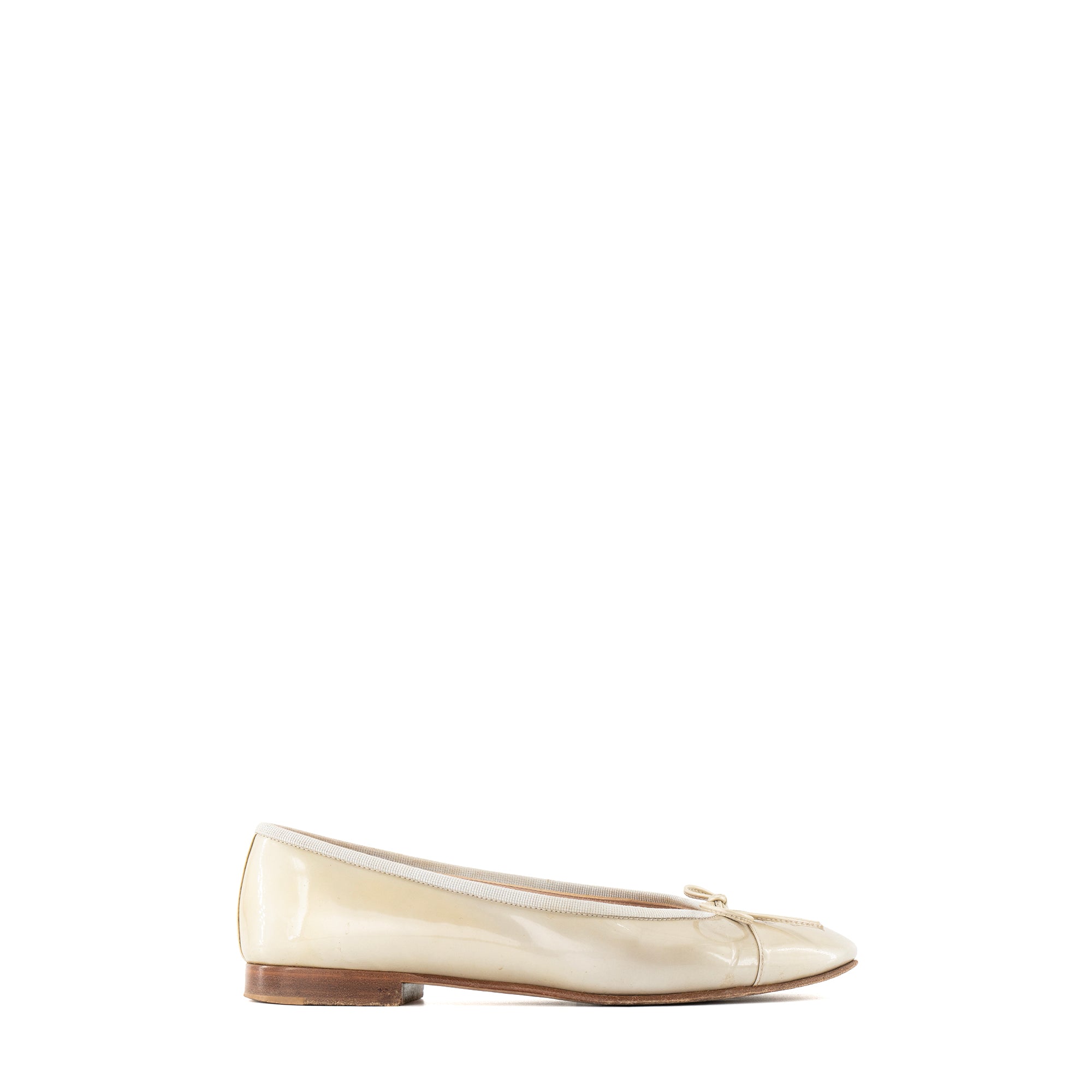 CHANEL - Ballerines Chanel en cuir verni gris clair (T37)