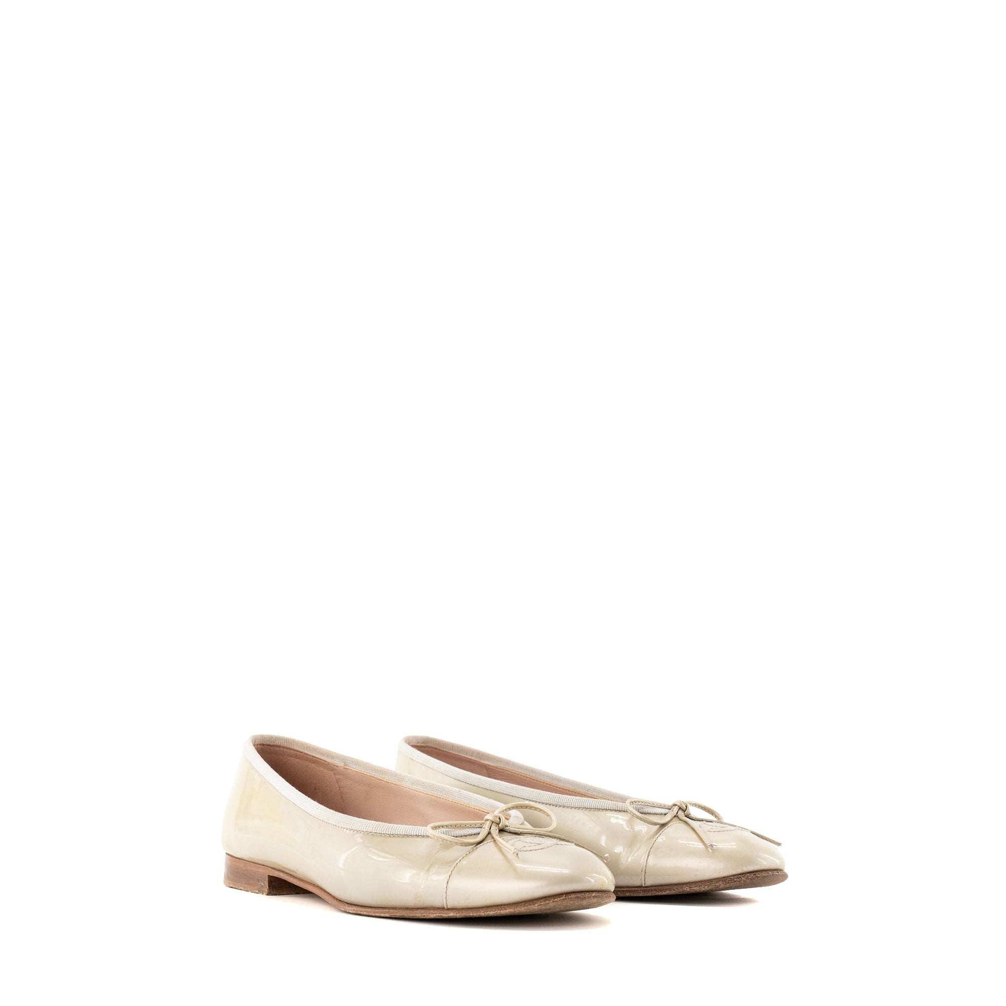 CHANEL - Ballerines Chanel en cuir verni gris clair (T37)