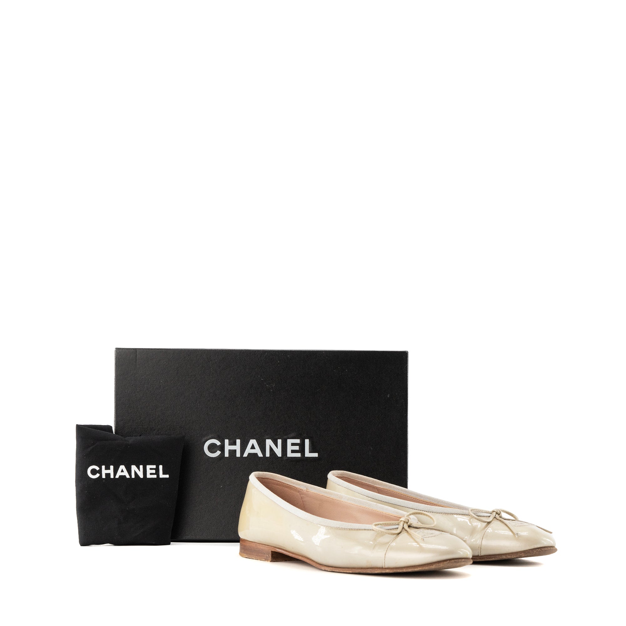 CHANEL - Ballerines Chanel en cuir verni gris clair (T37)