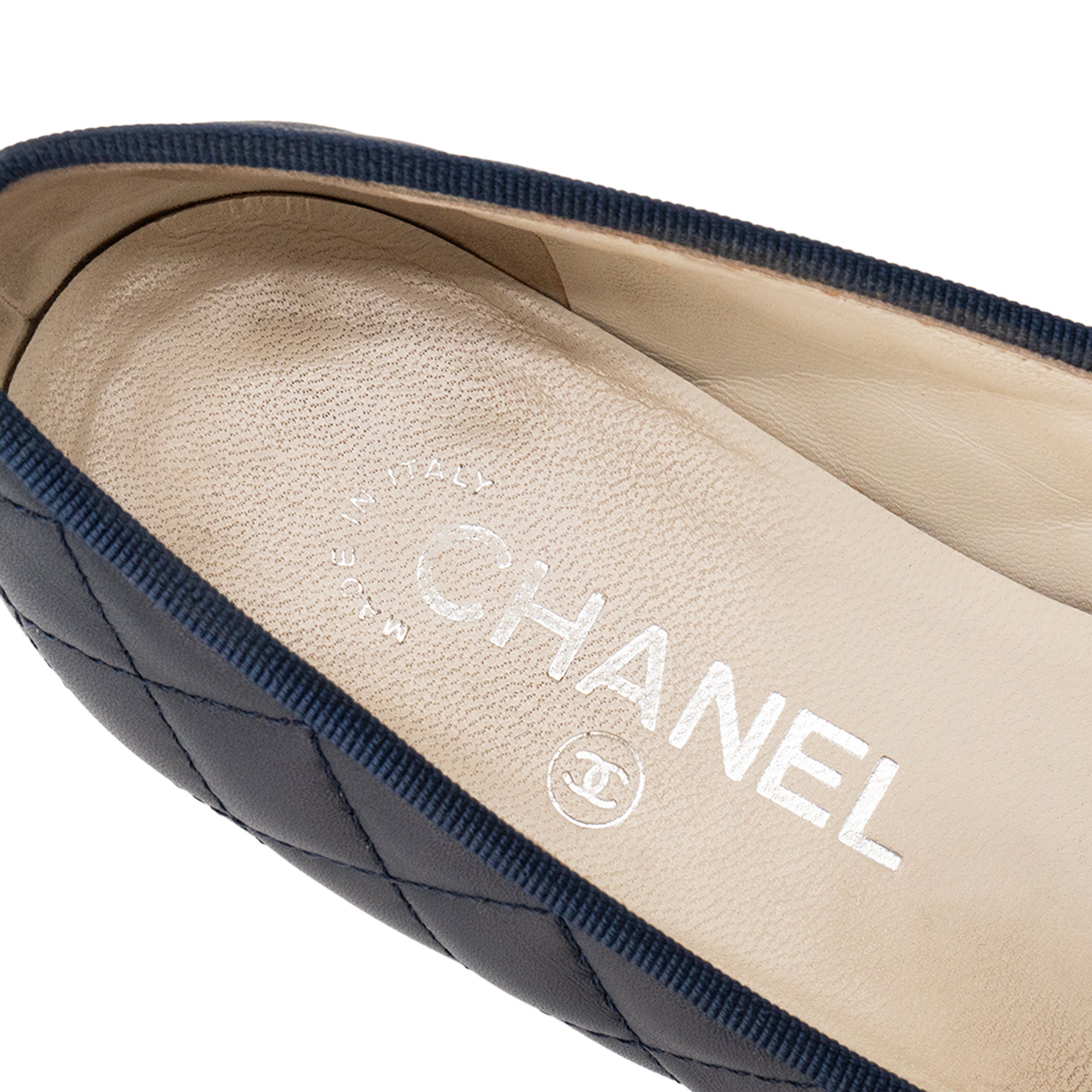 CHANEL - Ballerines Chanel matelassées en cuir bleu marine (T37)