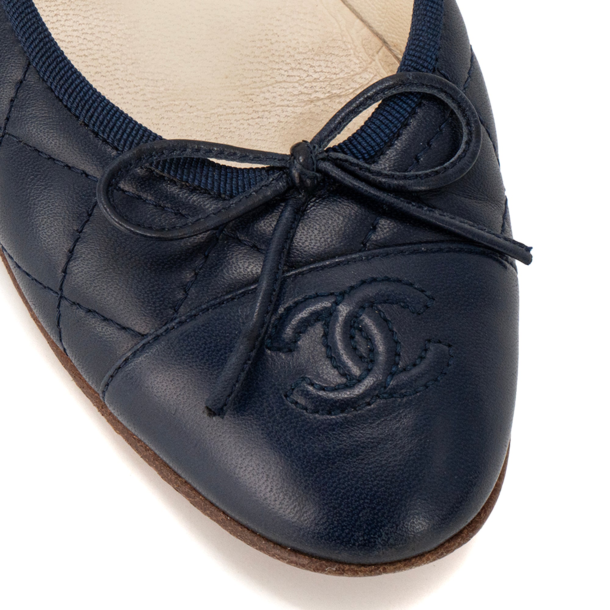 CHANEL - Ballerines Chanel matelassées en cuir bleu marine (T37)
