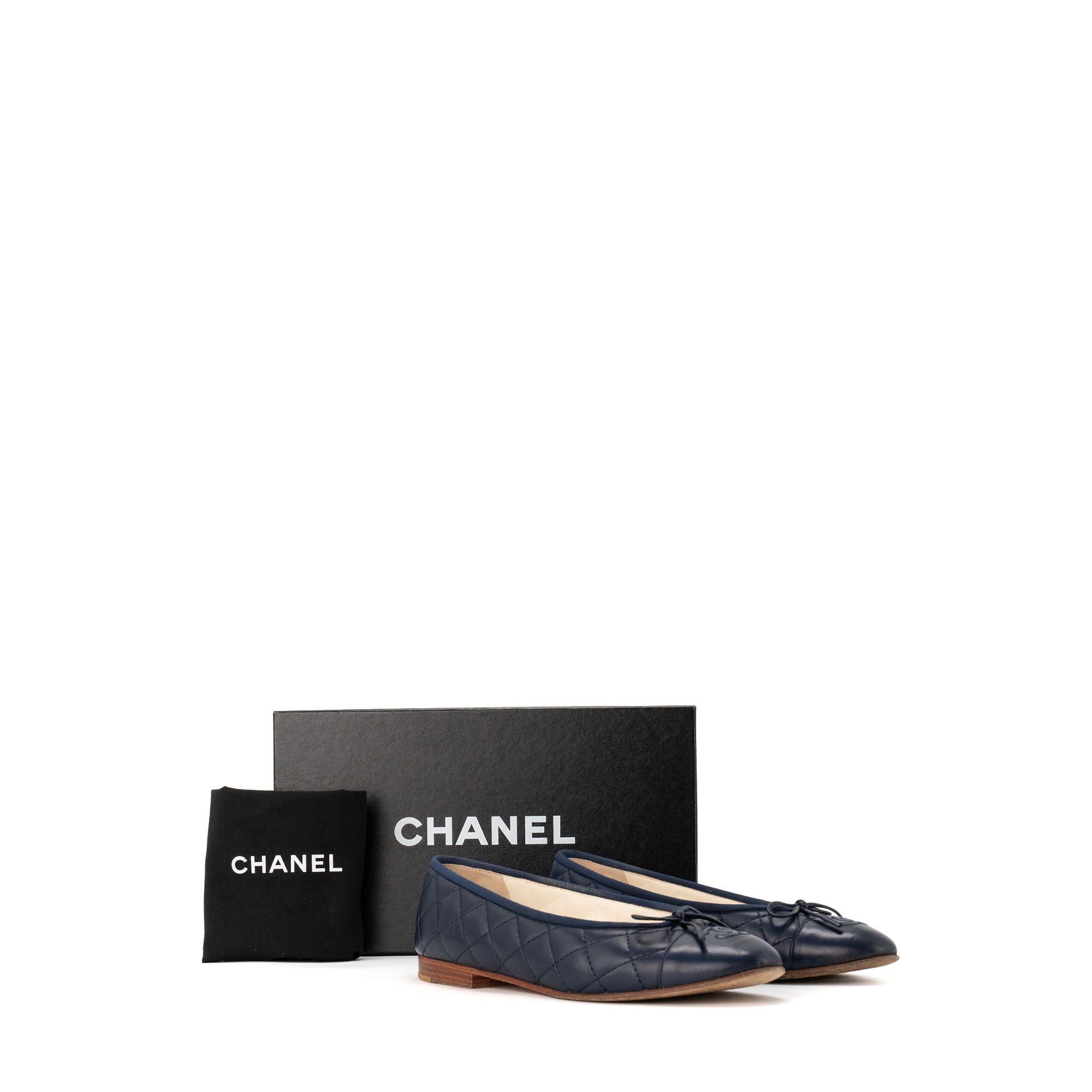 CHANEL - Ballerines Chanel matelassées en cuir bleu marine (T37)