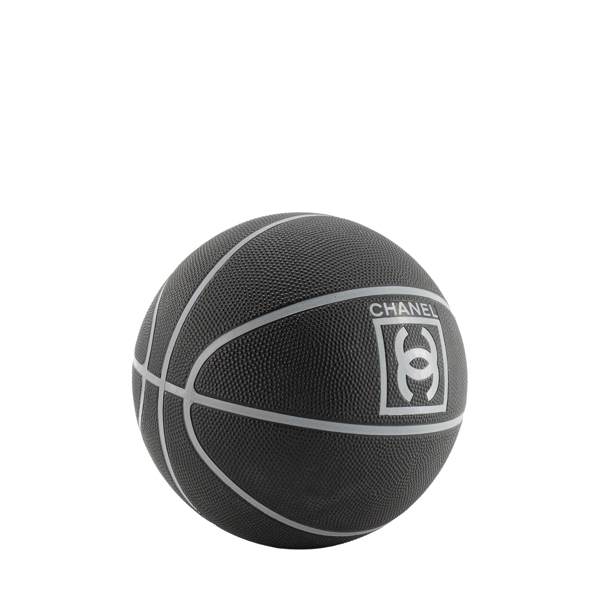 CHANEL - Ballon de basket Chanel en caoutchouc noir et gris en édition limitée