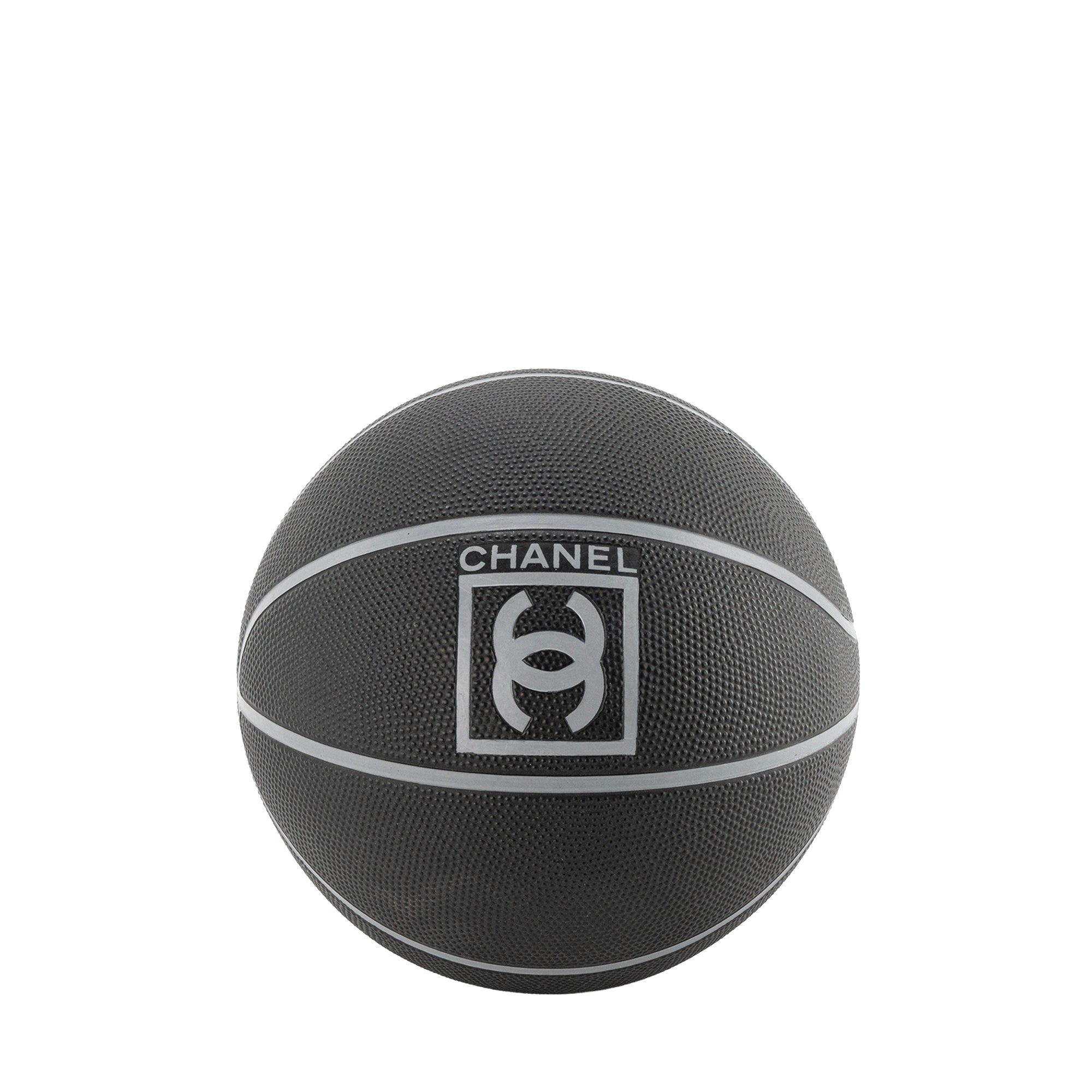 CHANEL - Ballon de basket Chanel en caoutchouc noir et gris en édition limitée