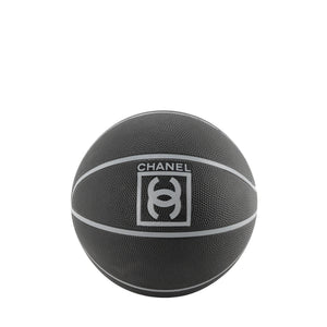 CHANEL - Ballon de basket Chanel en caoutchouc noir et gris en édition limitée