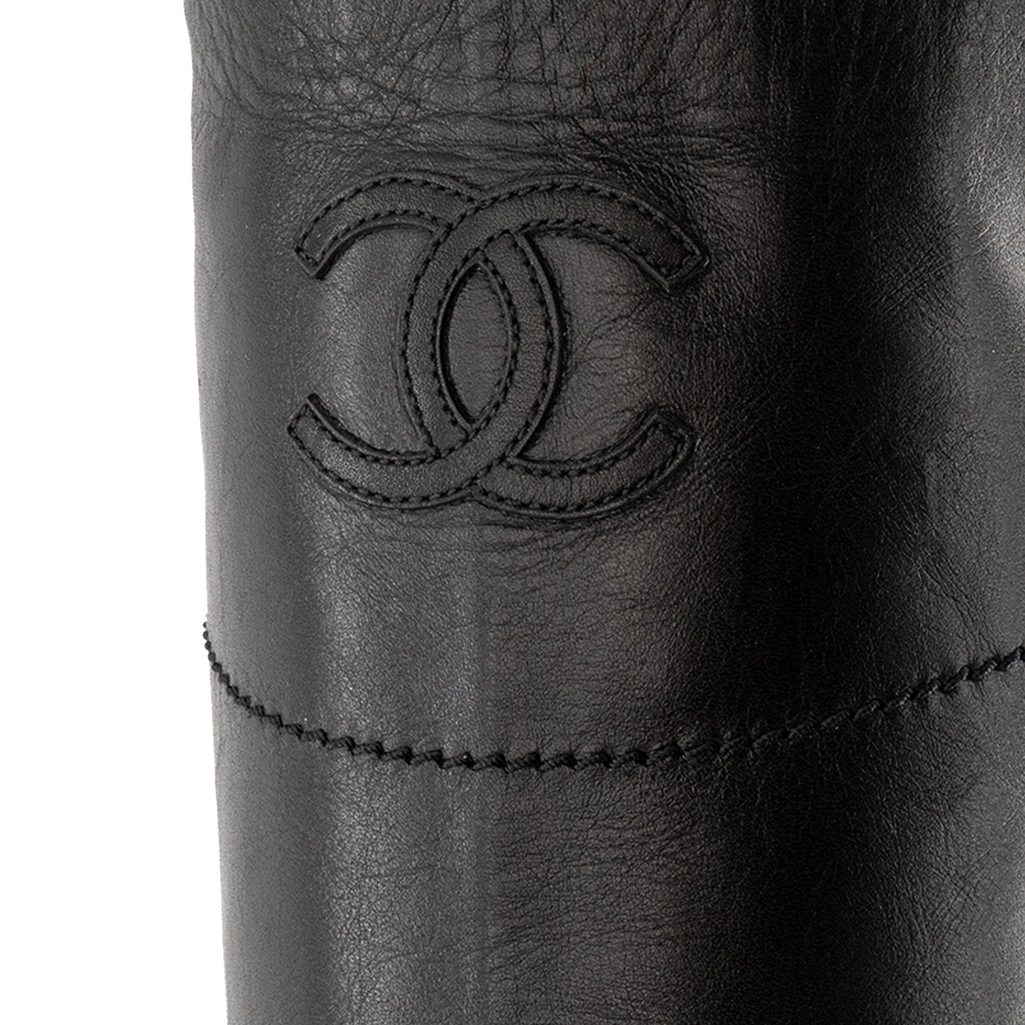 CHANEL - Bottes cavalière Chanel en cuir lisse noir (T38)