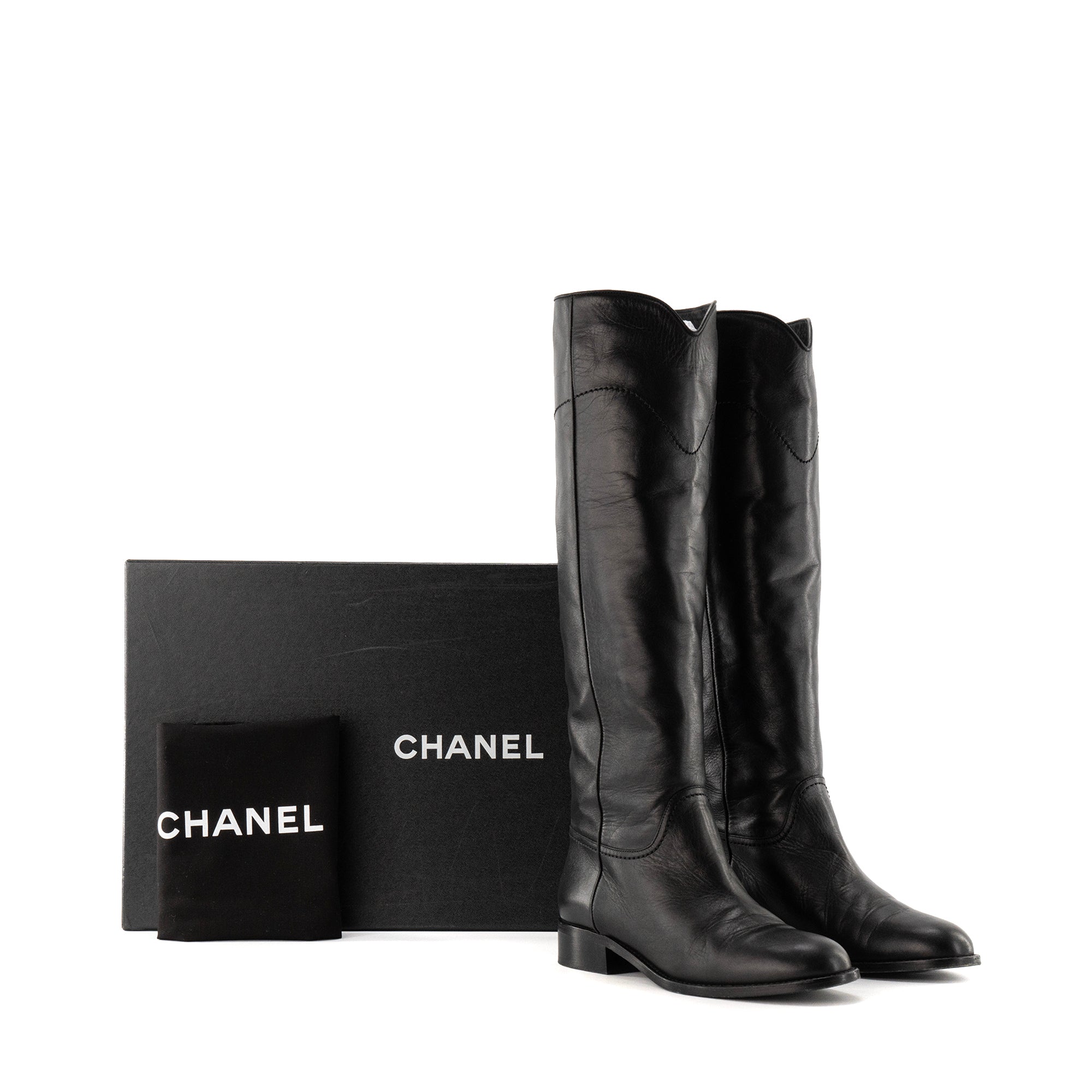 CHANEL - Bottes cavalière Chanel en cuir lisse noir (T38)