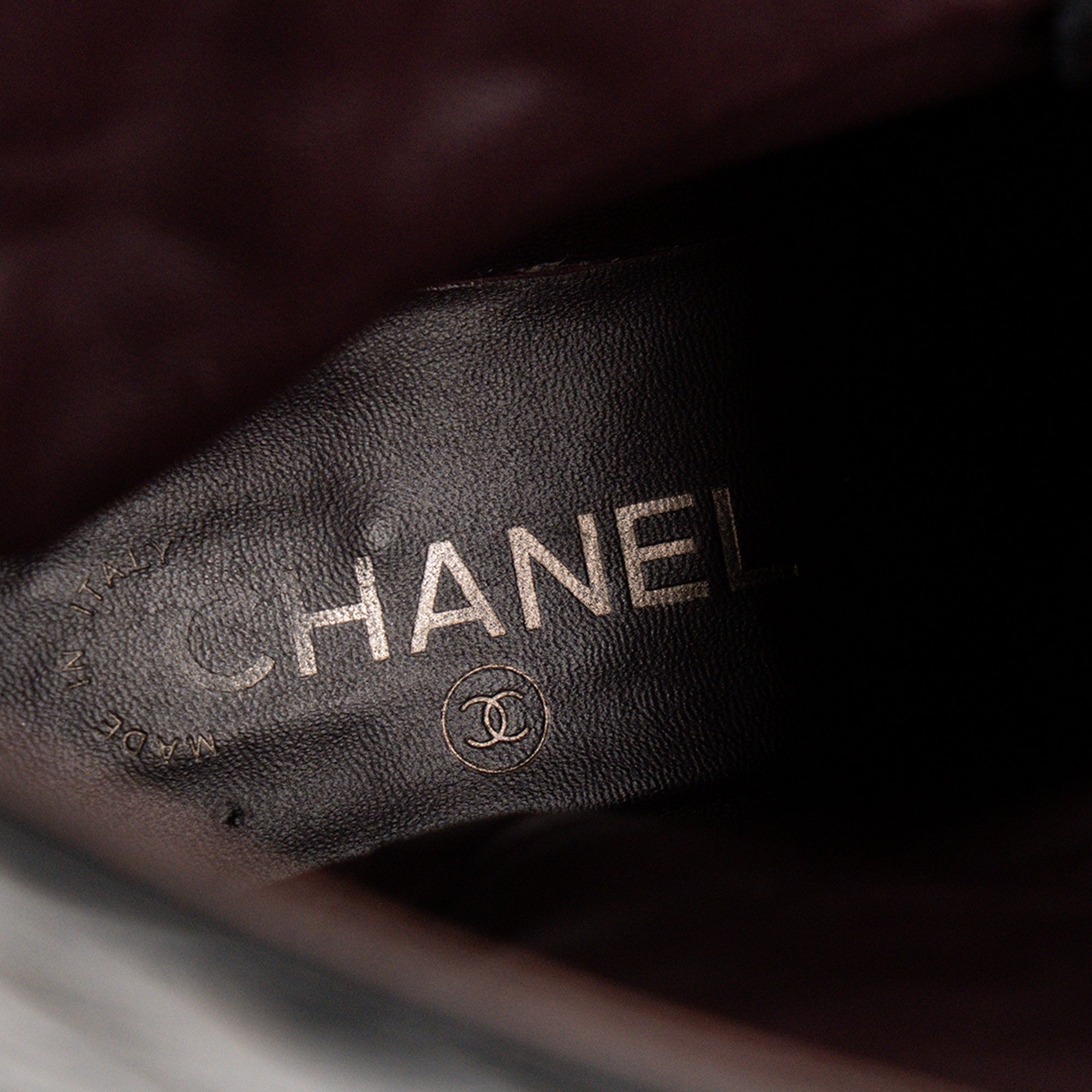 CHANEL - Boots motardes Chanel en cuir noir (T38)