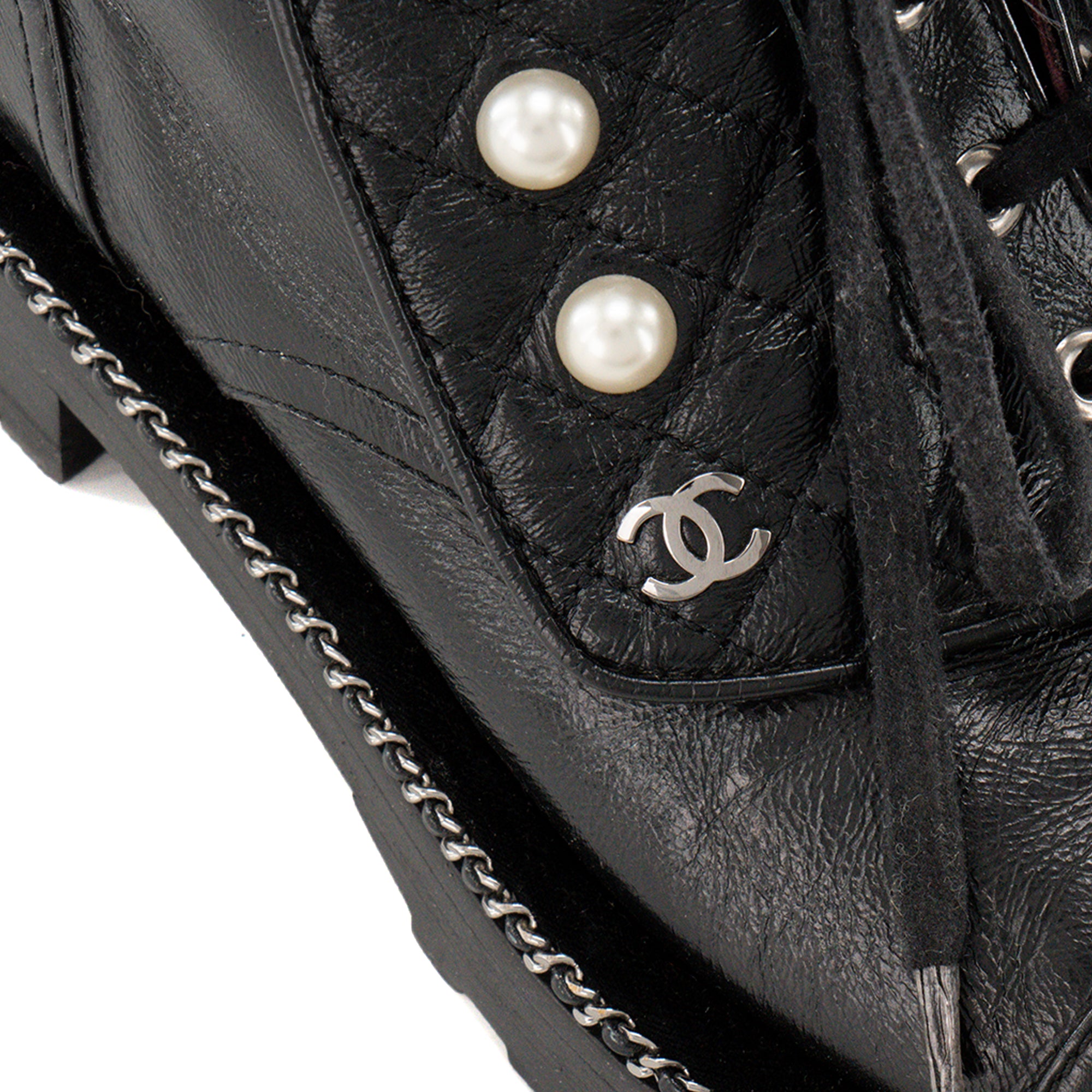 CHANEL - Boots motardes Chanel en cuir noir (T38)