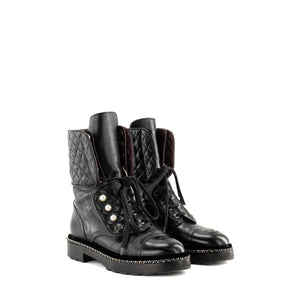 CHANEL - Boots motardes Chanel en cuir noir (T38)