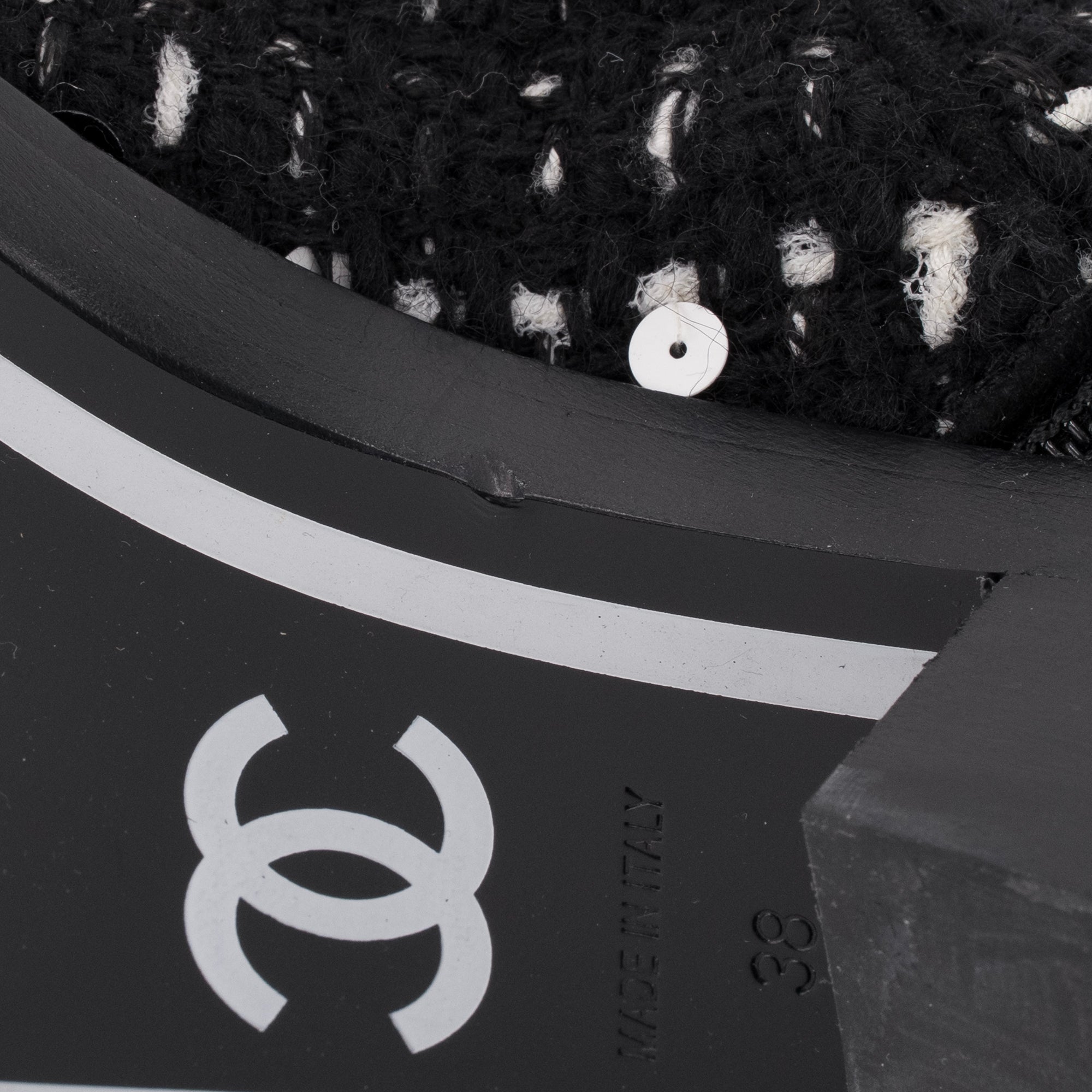 CHANEL - Bottines Chanel en tweed noir et sequins (T38)