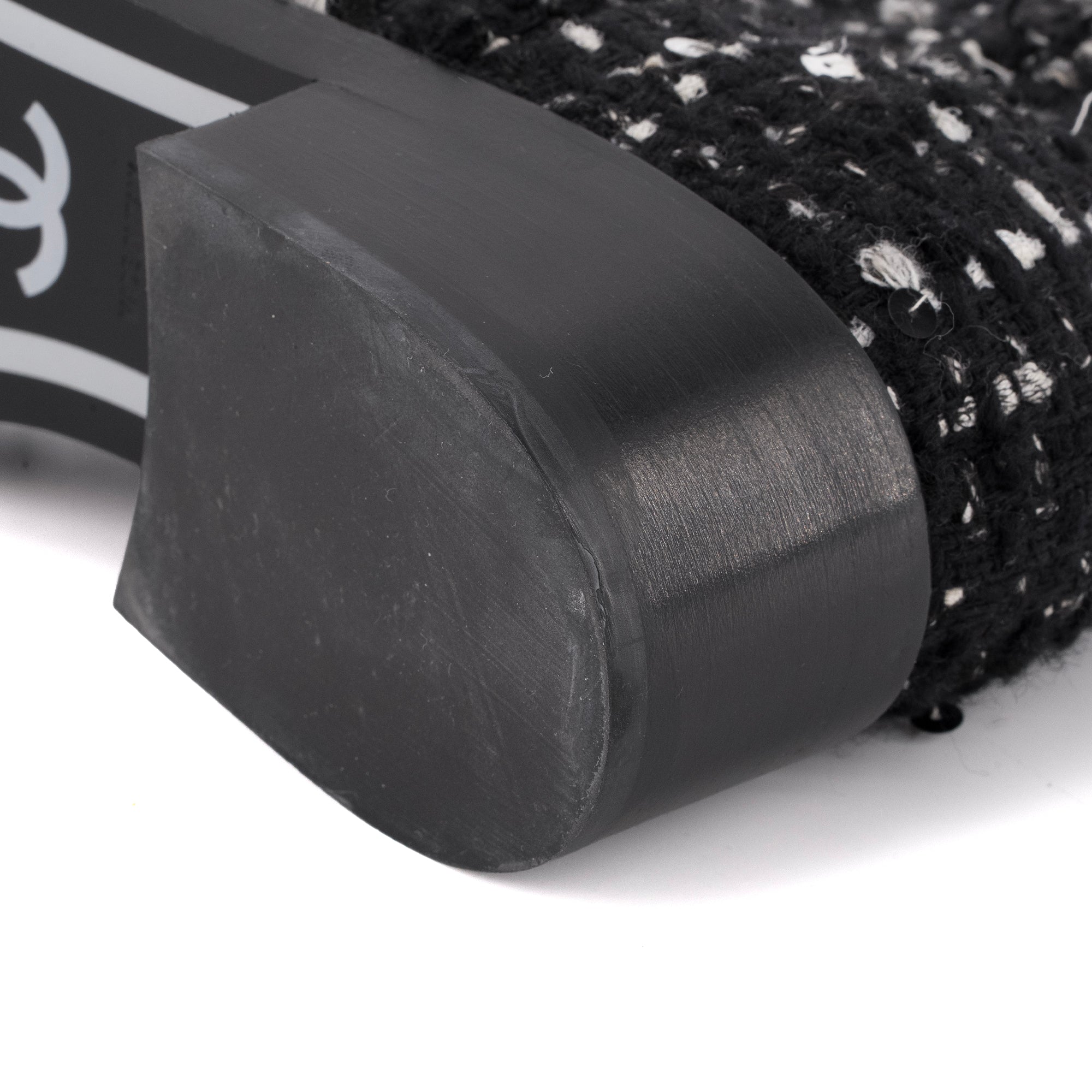 CHANEL - Bottines Chanel en tweed noir et sequins (T38)