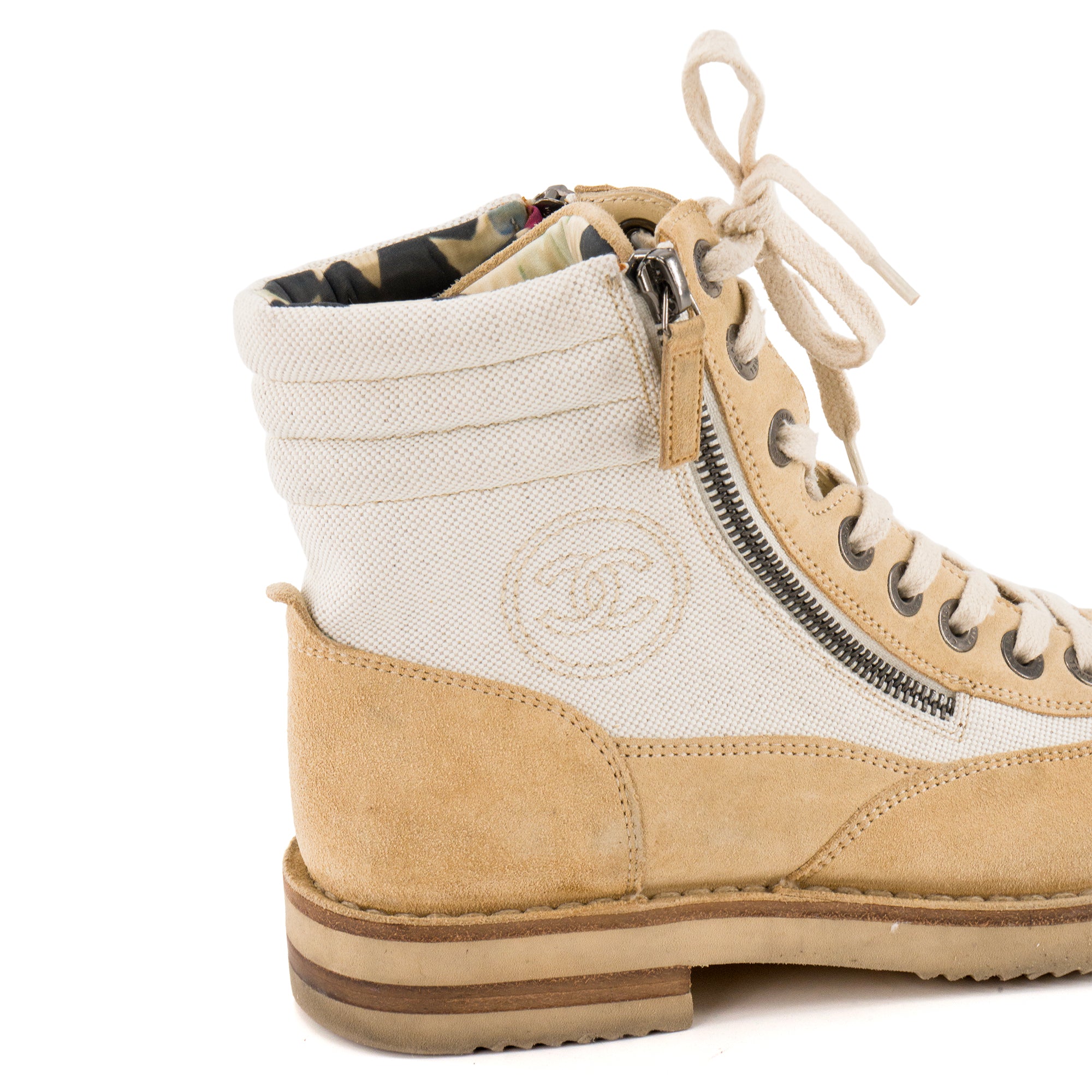 CHANEL - Bottines Interlocking CC Chanel en daim et toile beige (T38,5)