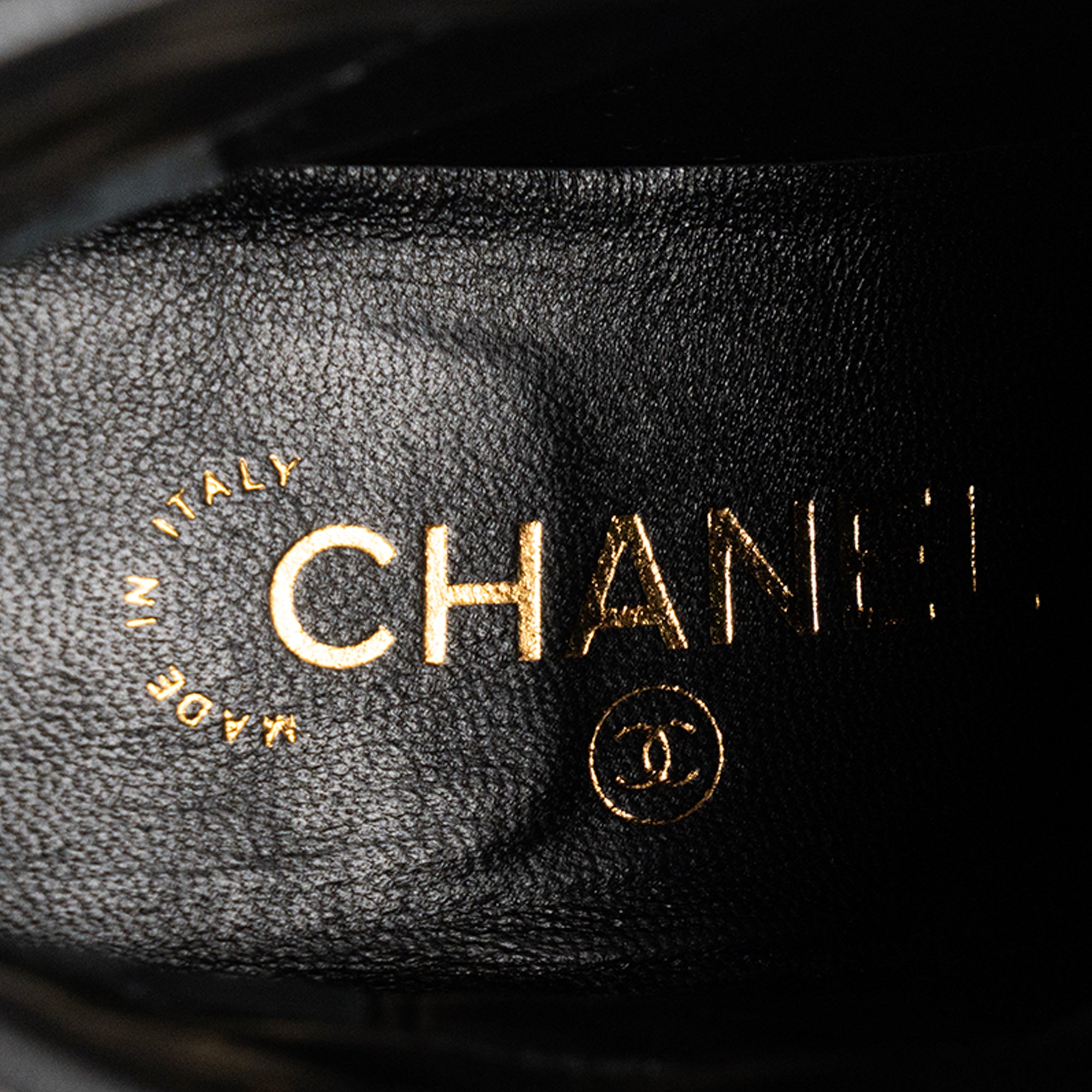 CHANEL - Bottines 19 Chanel en cuir matelassé noir (T37,5)
