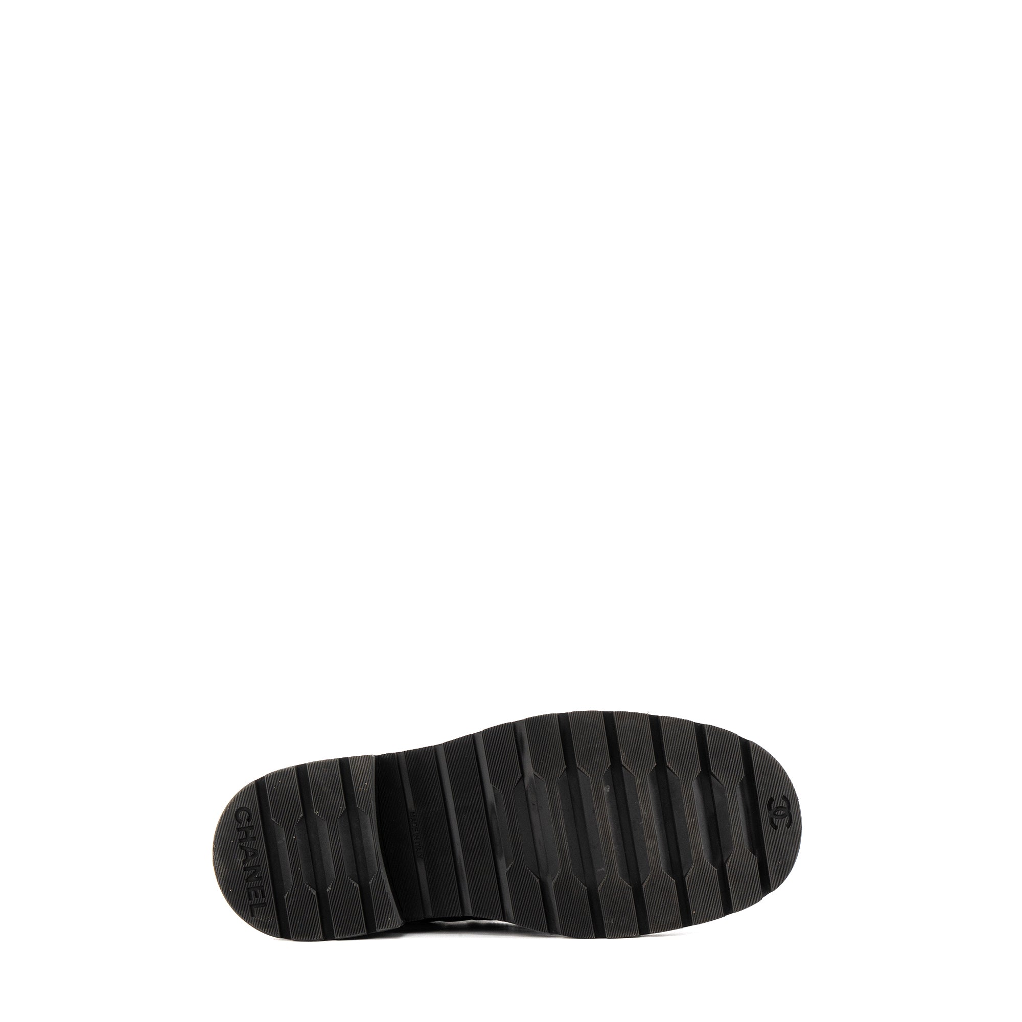 CHANEL - Bottines 19 Chanel en cuir matelassé noir (T37,5)