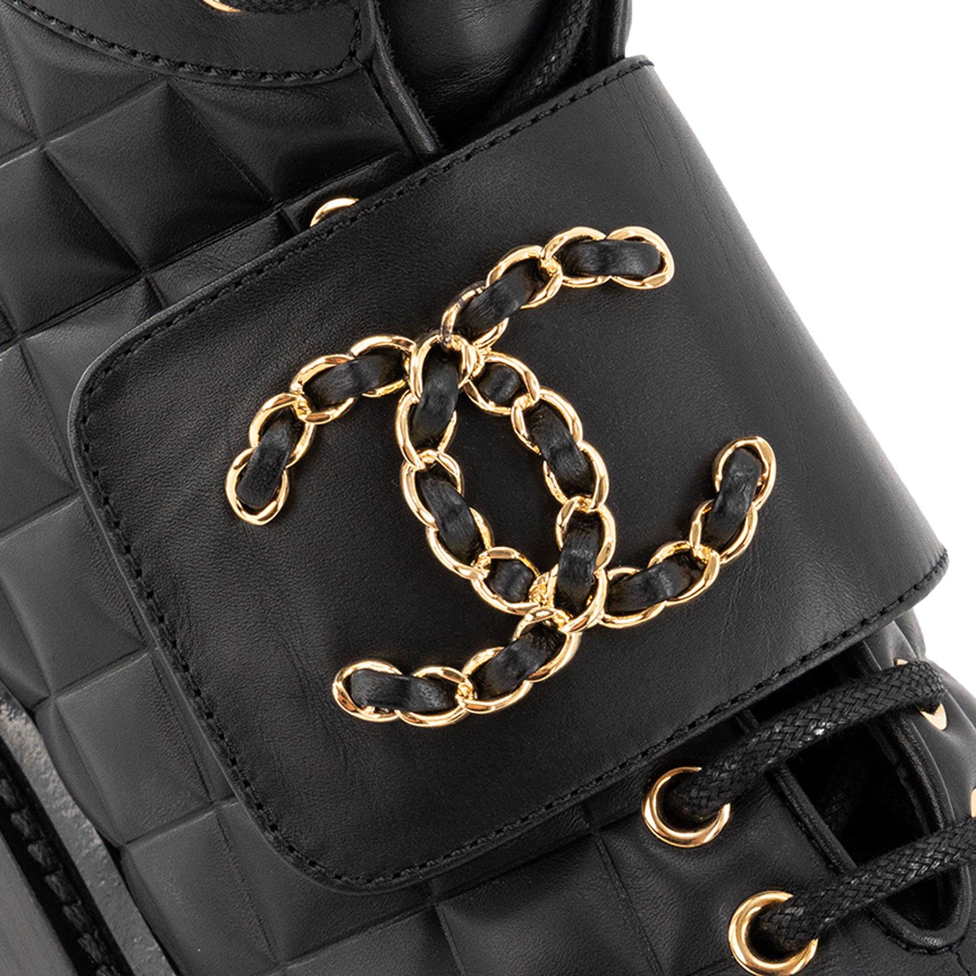CHANEL - Bottines 19 Chanel en cuir matelassé noir (T37,5)